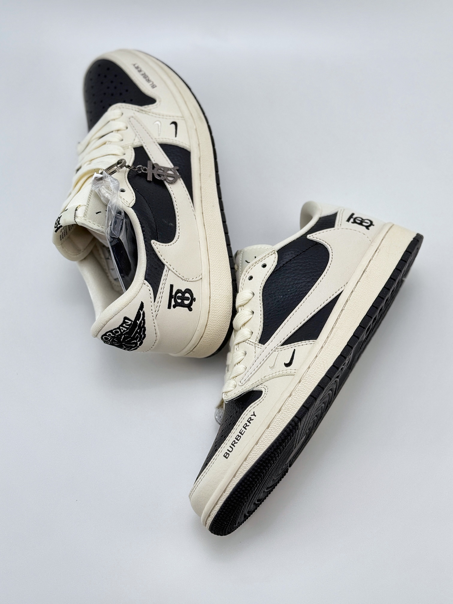 Travis Scott x Nike Air Jordan 1 Low x BURBERRY Air Jordan 1 Low 反转米黑小钩倒钩 BB6588-316