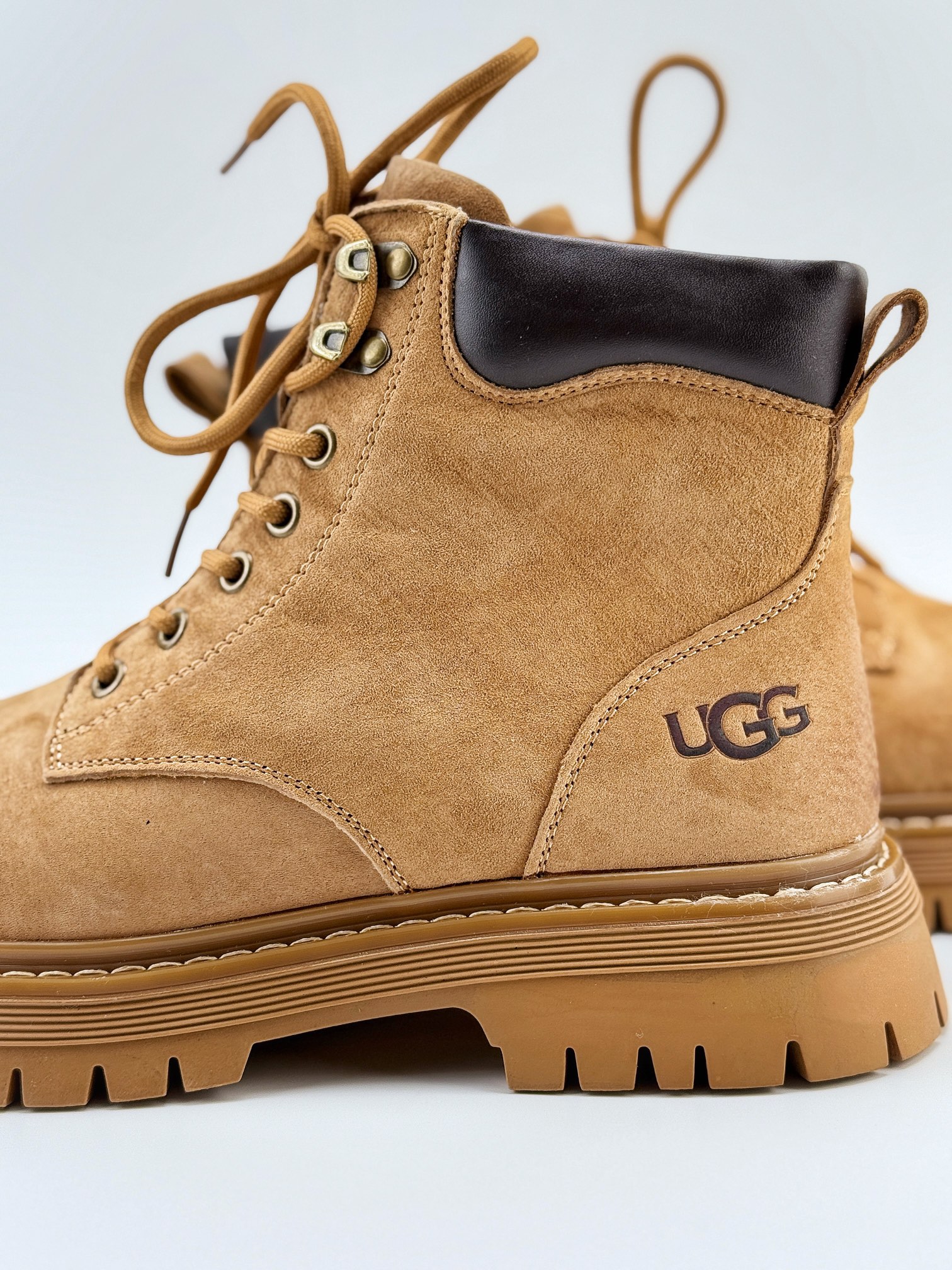 新货UGG 2024秋冬新品（毛绒一体内里 保暖锁热） 秋冬必备户外中帮休闲马丁靴雪地靴系列