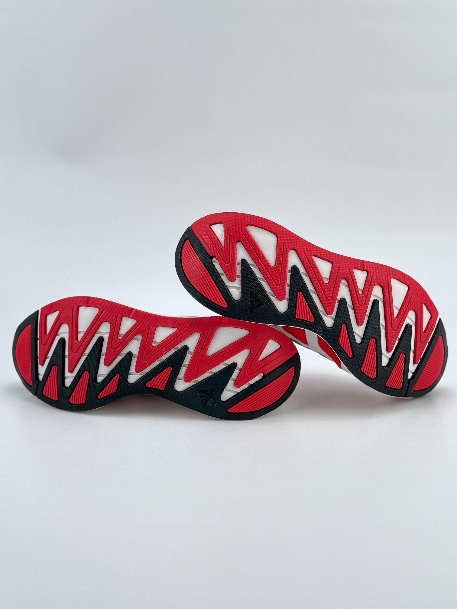 Adidas Adizero Aruku 的全新跑鞋 浮现网络 JI0308