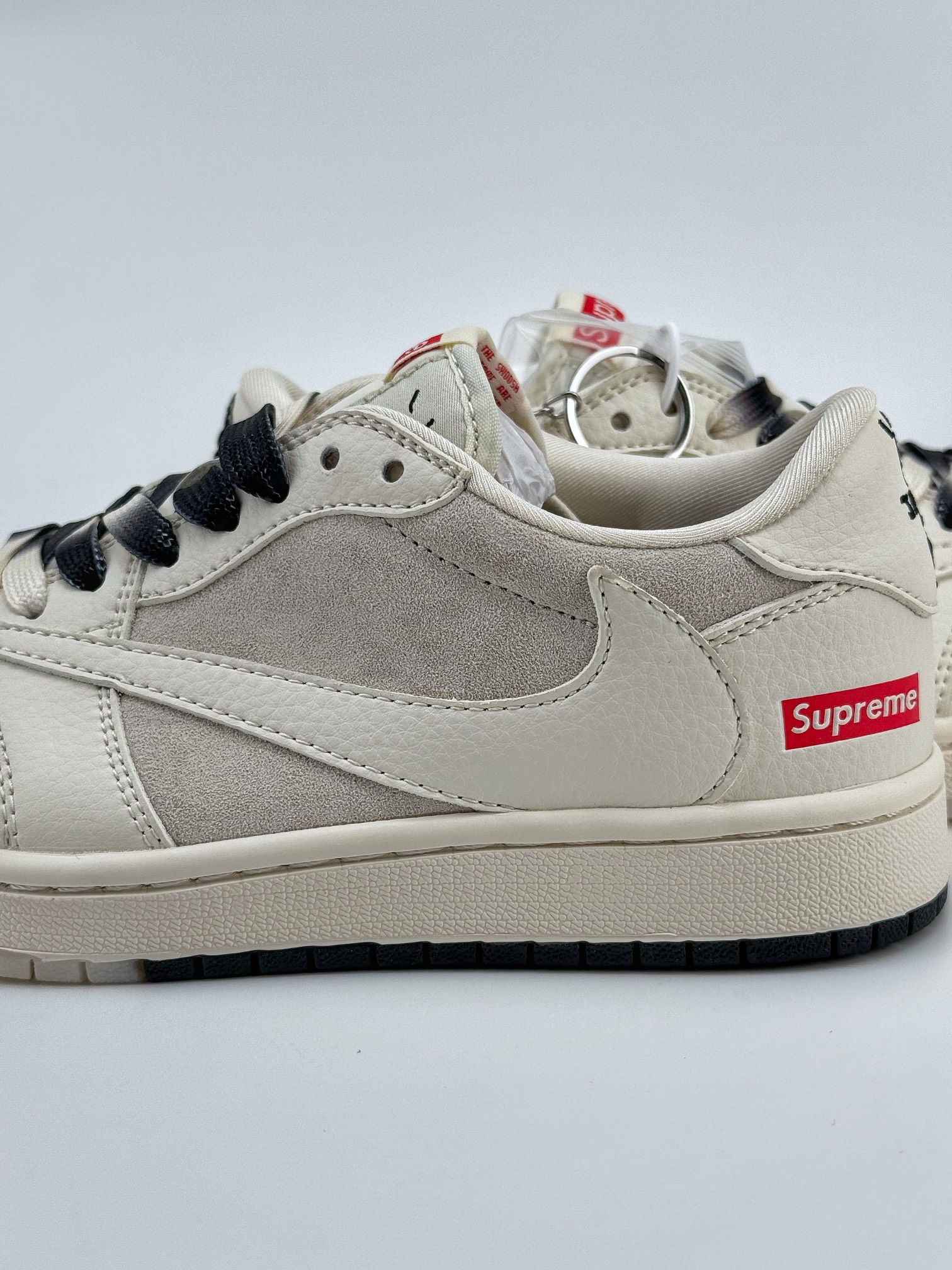 Travis Scott x Nike Air Jordan 1 Low x Supreme Air Jordan 1 Low 反转米白小钩倒钩 BB7518-002