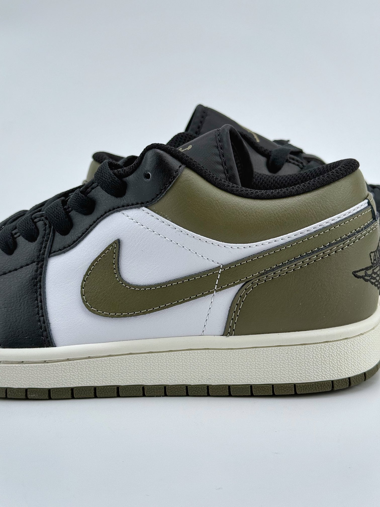 外贸版 Air Jordan 1 Retro Low ”Medium Olive” 黑白绿 553558-092