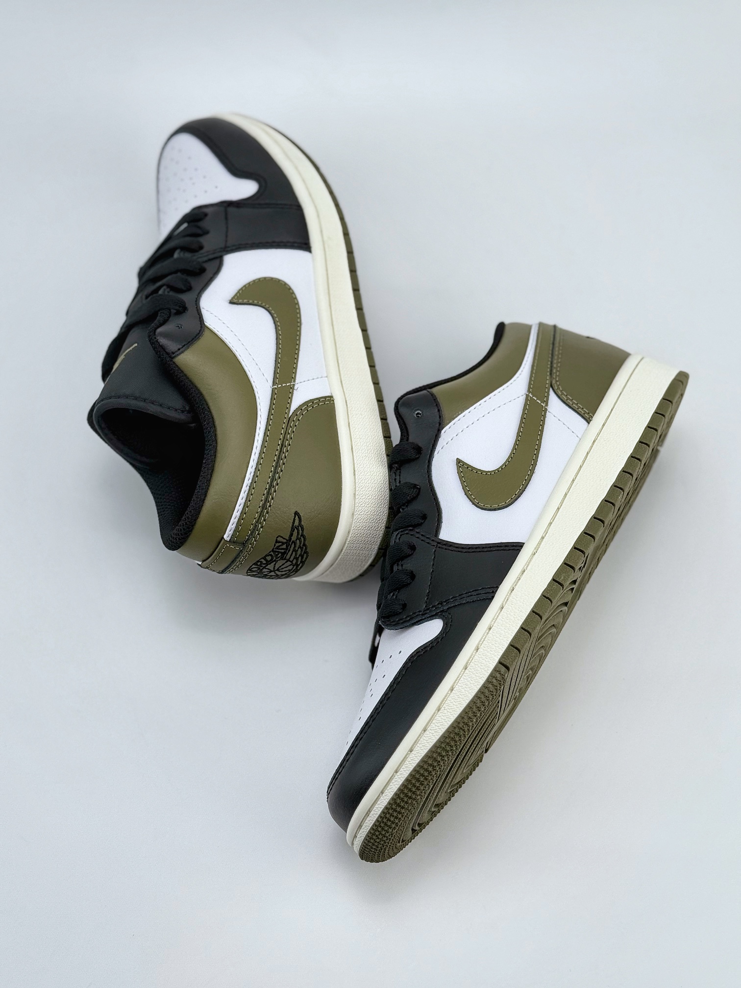 外贸版 Air Jordan 1 Retro Low ”Medium Olive” 黑白绿 553558-092