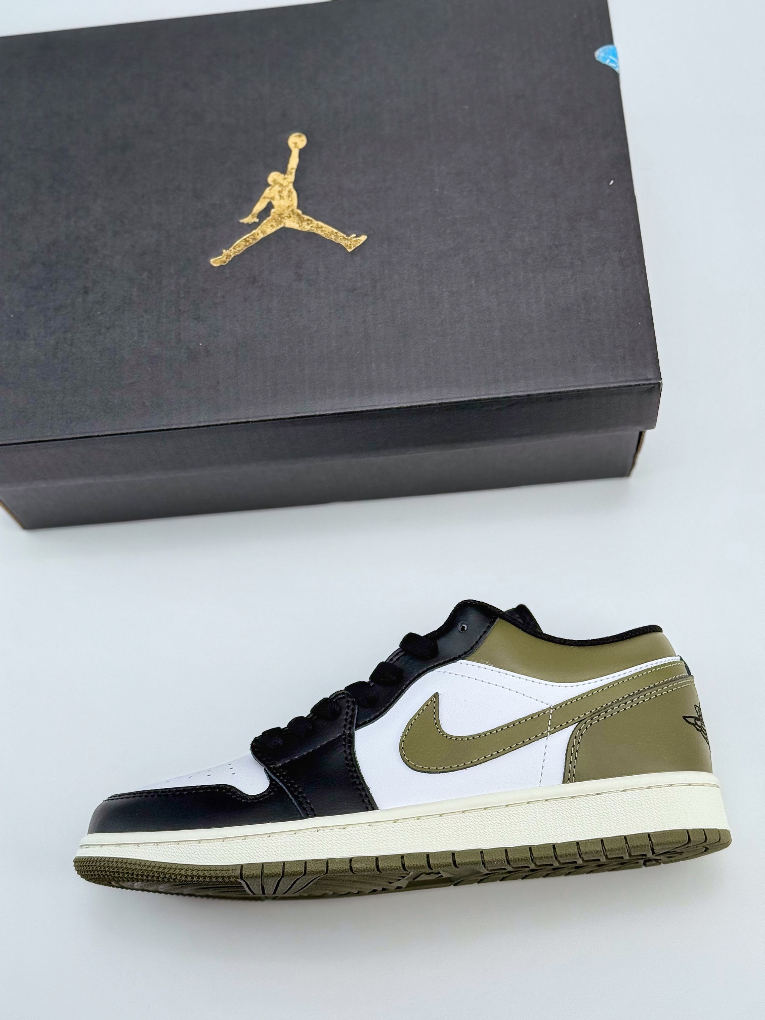 外贸版 Air Jordan 1 Retro Low ”Medium Olive” 黑白绿 553558-092