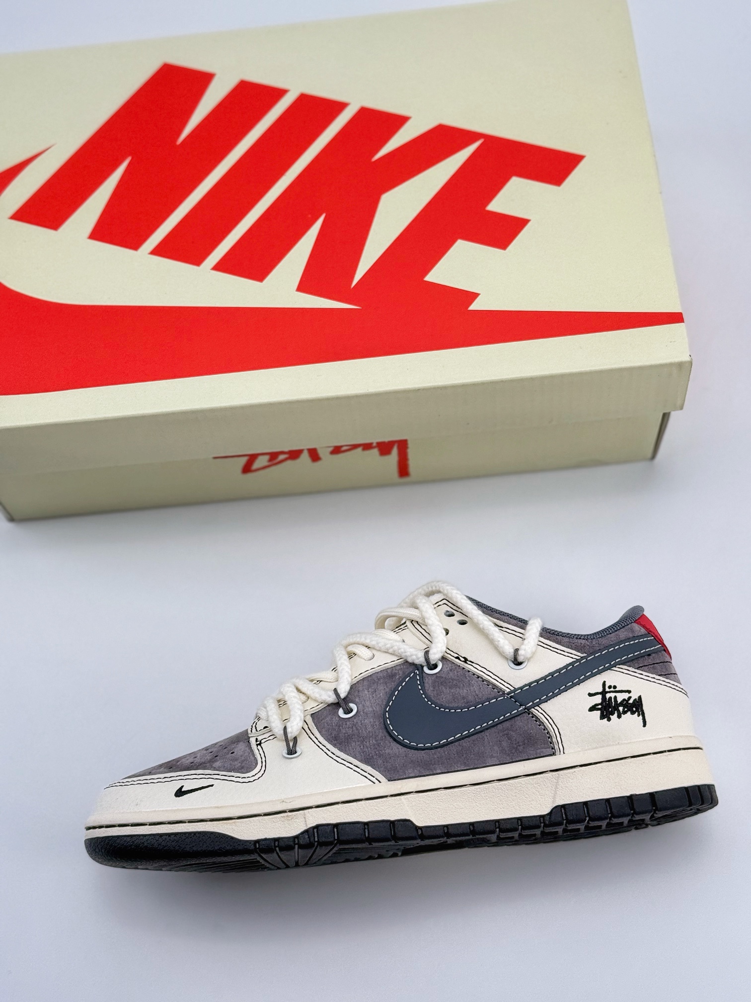 Nike SB Dunk Low x Stussy 米灰红双绑带 YX5066-207