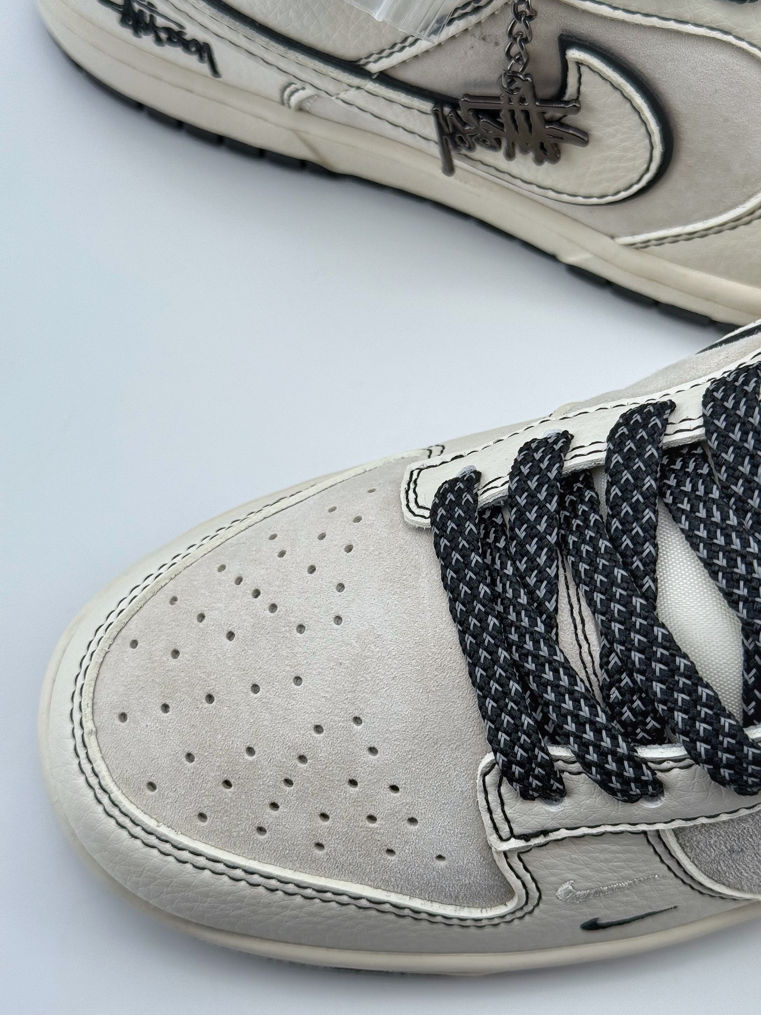 Nike SB Dunk Low x Stuusy 白黑小钩满天星 BB7518-008