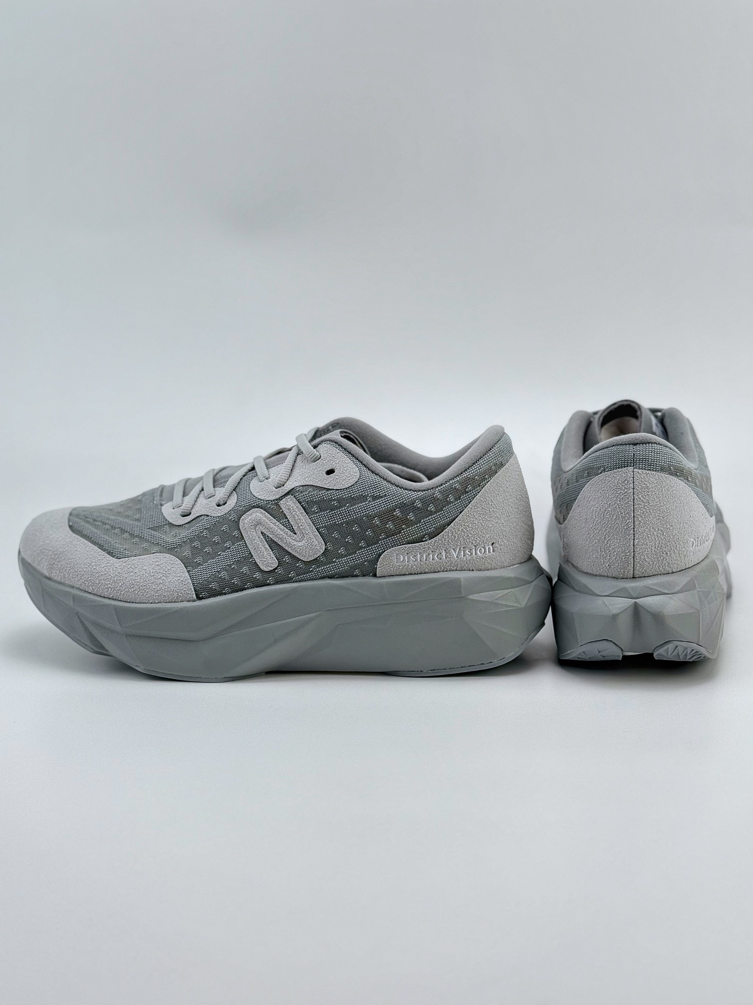 💰240
New Balance FuelCell SuperComp Trainer V2
新百伦NB系列超轻量化低帮休闲运动慢跑鞋
耗时半年之久 真正原厂数据开发 原厂网纱 正确卡色皮料冲裁组合 匠心打造
新款 FuelCell SuperComp Trainer v2 的设计旨在外观、手感和性能不同 在这一新的能源弧技术中 采用拱形碳纤维板夹在两层 FuelCell 缓冲之间 穿过鞋子中间留有一个空心通道 每次脚步时 板都平成空隙 并在重新塑造时返回能量 创造出高反弹的推进感
货号:MRCELVD4SJ
尺码:36 37 37.5 38 38.5 39.5 40 40.5 41.5 42 42.5 43 44 45