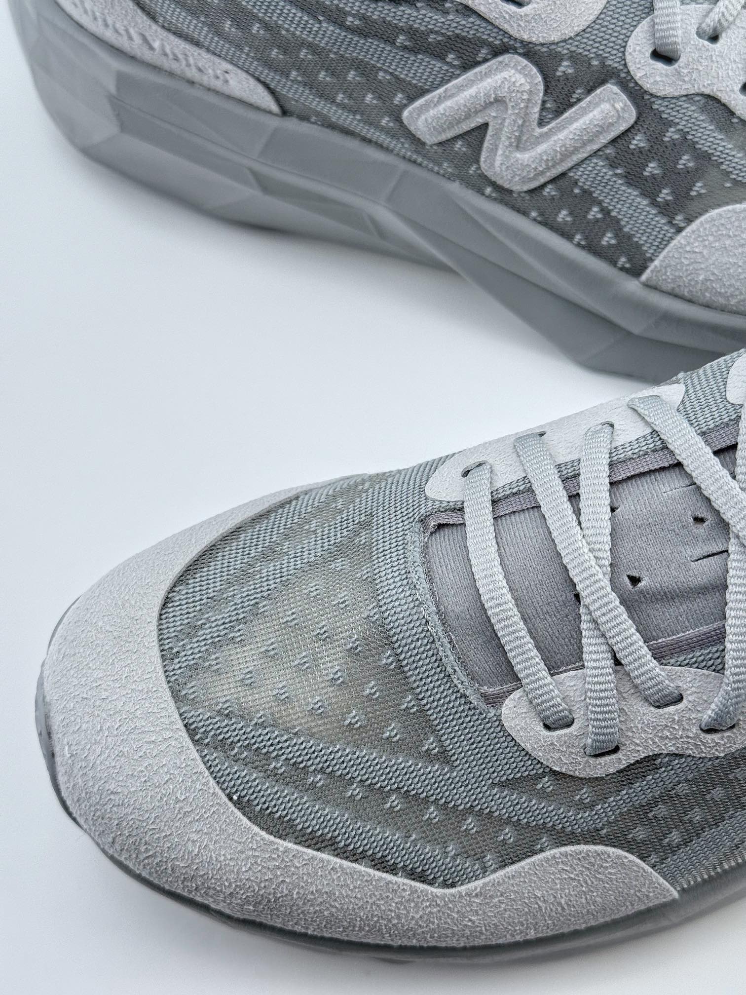 💰240
New Balance FuelCell SuperComp Trainer V2
新百伦NB系列超轻量化低帮休闲运动慢跑鞋
耗时半年之久 真正原厂数据开发 原厂网纱 正确卡色皮料冲裁组合 匠心打造
新款 FuelCell SuperComp Trainer v2 的设计旨在外观、手感和性能不同 在这一新的能源弧技术中 采用拱形碳纤维板夹在两层 FuelCell 缓冲之间 穿过鞋子中间留有一个空心通道 每次脚步时 板都平成空隙 并在重新塑造时返回能量 创造出高反弹的推进感
货号:MRCELVD4SJ
尺码:36 37 37.5 38 38.5 39.5 40 40.5 41.5 42 42.5 43 44 45
