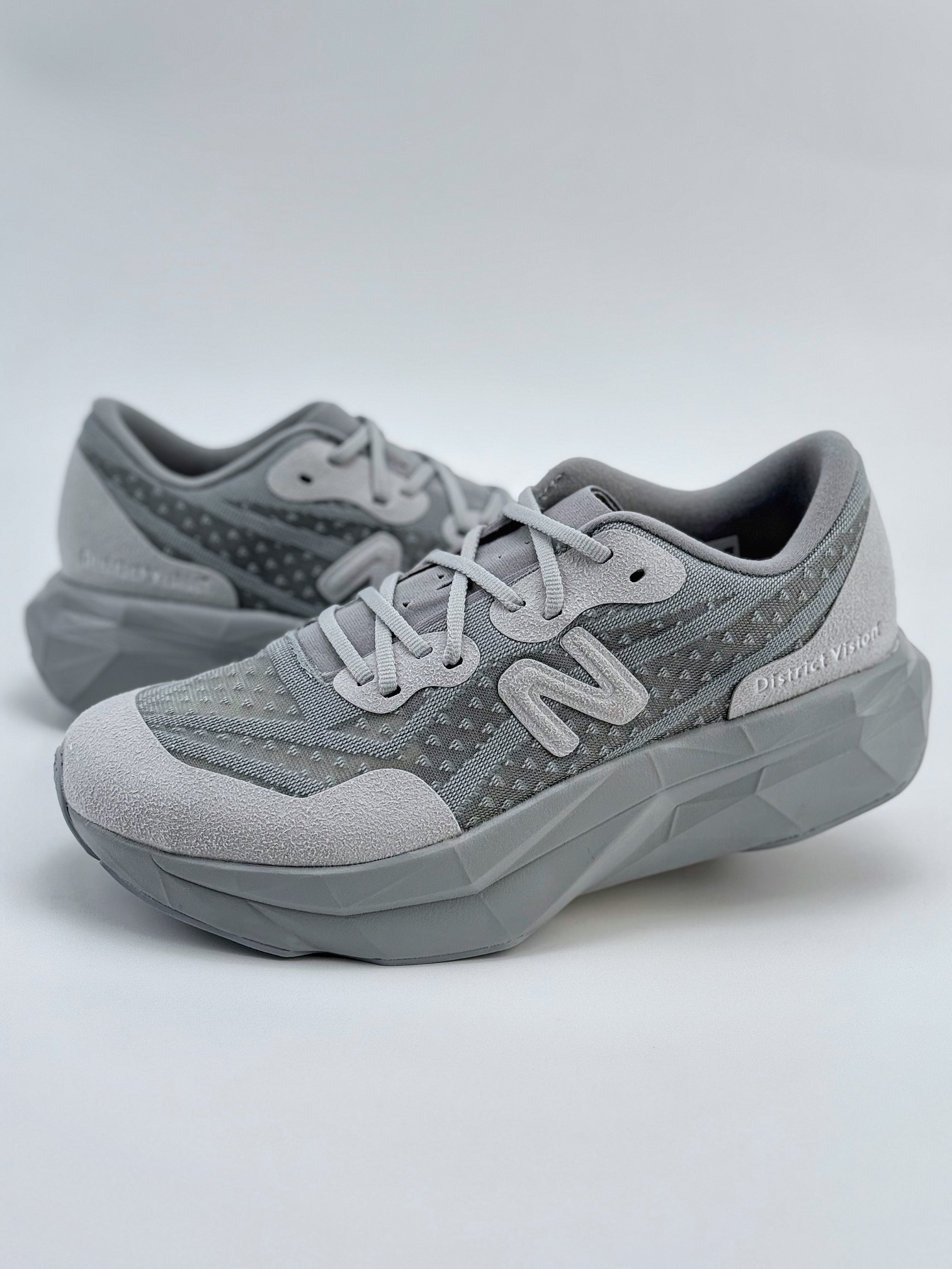 💰240
New Balance FuelCell SuperComp Trainer V2
新百伦NB系列超轻量化低帮休闲运动慢跑鞋
耗时半年之久 真正原厂数据开发 原厂网纱 正确卡色皮料冲裁组合 匠心打造
新款 FuelCell SuperComp Trainer v2 的设计旨在外观、手感和性能不同 在这一新的能源弧技术中 采用拱形碳纤维板夹在两层 FuelCell 缓冲之间 穿过鞋子中间留有一个空心通道 每次脚步时 板都平成空隙 并在重新塑造时返回能量 创造出高反弹的推进感
货号:MRCELVD4SJ
尺码:36 37 37.5 38 38.5 39.5 40 40.5 41.5 42 42.5 43 44 45