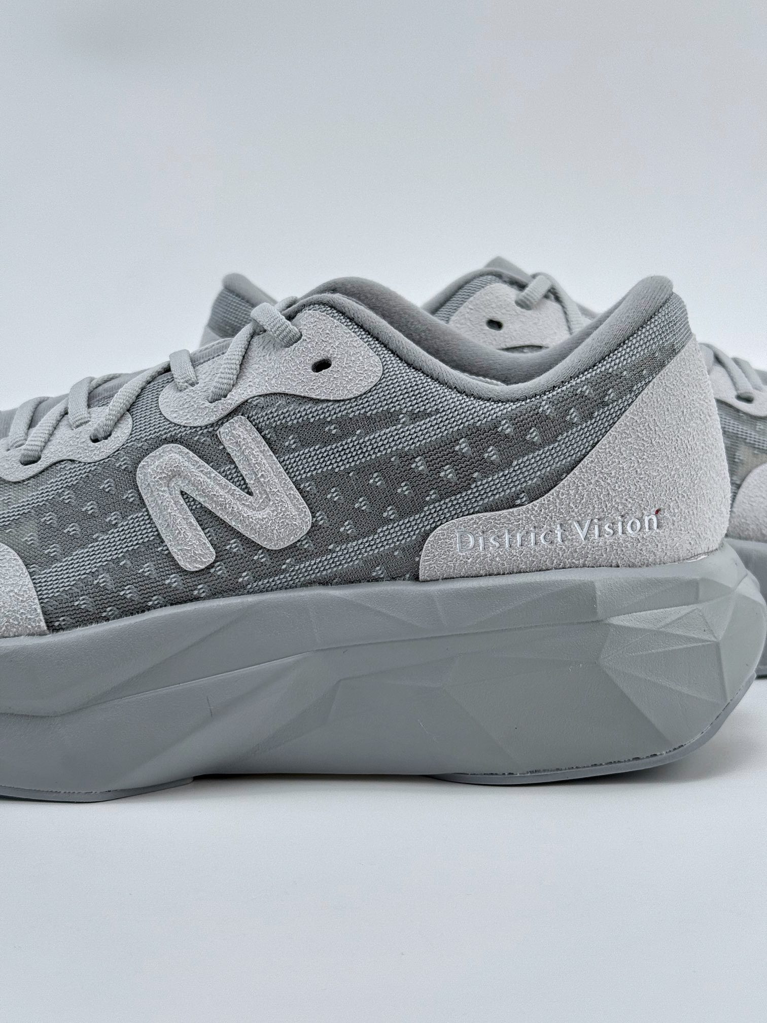 💰240
New Balance FuelCell SuperComp Trainer V2
新百伦NB系列超轻量化低帮休闲运动慢跑鞋
耗时半年之久 真正原厂数据开发 原厂网纱 正确卡色皮料冲裁组合 匠心打造
新款 FuelCell SuperComp Trainer v2 的设计旨在外观、手感和性能不同 在这一新的能源弧技术中 采用拱形碳纤维板夹在两层 FuelCell 缓冲之间 穿过鞋子中间留有一个空心通道 每次脚步时 板都平成空隙 并在重新塑造时返回能量 创造出高反弹的推进感
货号:MRCELVD4SJ
尺码:36 37 37.5 38 38.5 39.5 40 40.5 41.5 42 42.5 43 44 45