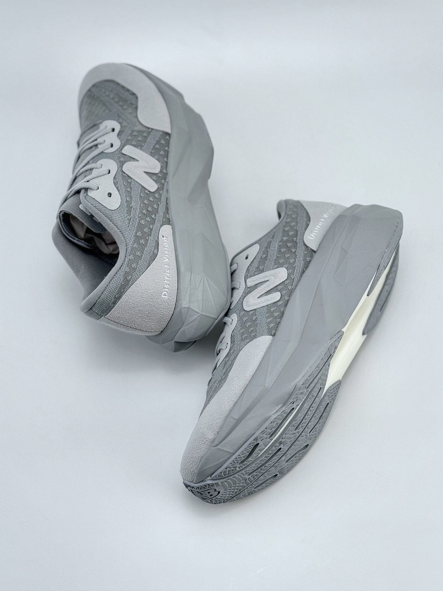 💰240
New Balance FuelCell SuperComp Trainer V2
新百伦NB系列超轻量化低帮休闲运动慢跑鞋
耗时半年之久 真正原厂数据开发 原厂网纱 正确卡色皮料冲裁组合 匠心打造
新款 FuelCell SuperComp Trainer v2 的设计旨在外观、手感和性能不同 在这一新的能源弧技术中 采用拱形碳纤维板夹在两层 FuelCell 缓冲之间 穿过鞋子中间留有一个空心通道 每次脚步时 板都平成空隙 并在重新塑造时返回能量 创造出高反弹的推进感
货号:MRCELVD4SJ
尺码:36 37 37.5 38 38.5 39.5 40 40.5 41.5 42 42.5 43 44 45