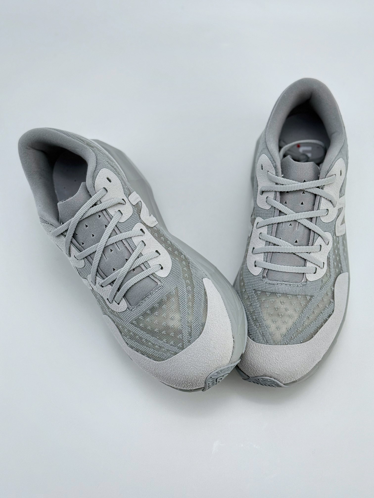 💰240
New Balance FuelCell SuperComp Trainer V2
新百伦NB系列超轻量化低帮休闲运动慢跑鞋
耗时半年之久 真正原厂数据开发 原厂网纱 正确卡色皮料冲裁组合 匠心打造
新款 FuelCell SuperComp Trainer v2 的设计旨在外观、手感和性能不同 在这一新的能源弧技术中 采用拱形碳纤维板夹在两层 FuelCell 缓冲之间 穿过鞋子中间留有一个空心通道 每次脚步时 板都平成空隙 并在重新塑造时返回能量 创造出高反弹的推进感
货号:MRCELVD4SJ
尺码:36 37 37.5 38 38.5 39.5 40 40.5 41.5 42 42.5 43 44 45