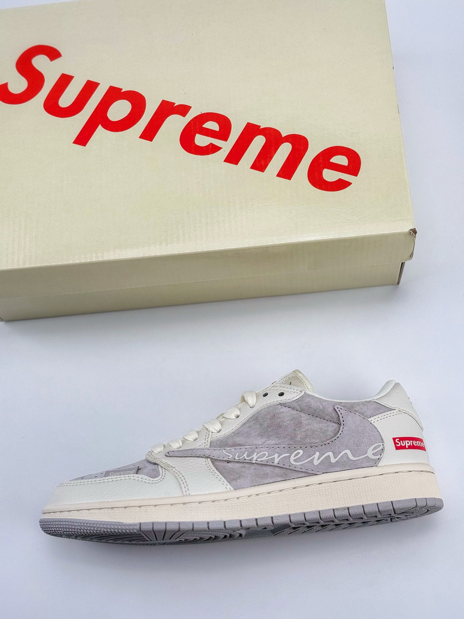 Travis Scott x Nike Air Jordan 1 Low x Supreme Air Jordan 1 Low 反转米灰倒钩 XZ3086-004