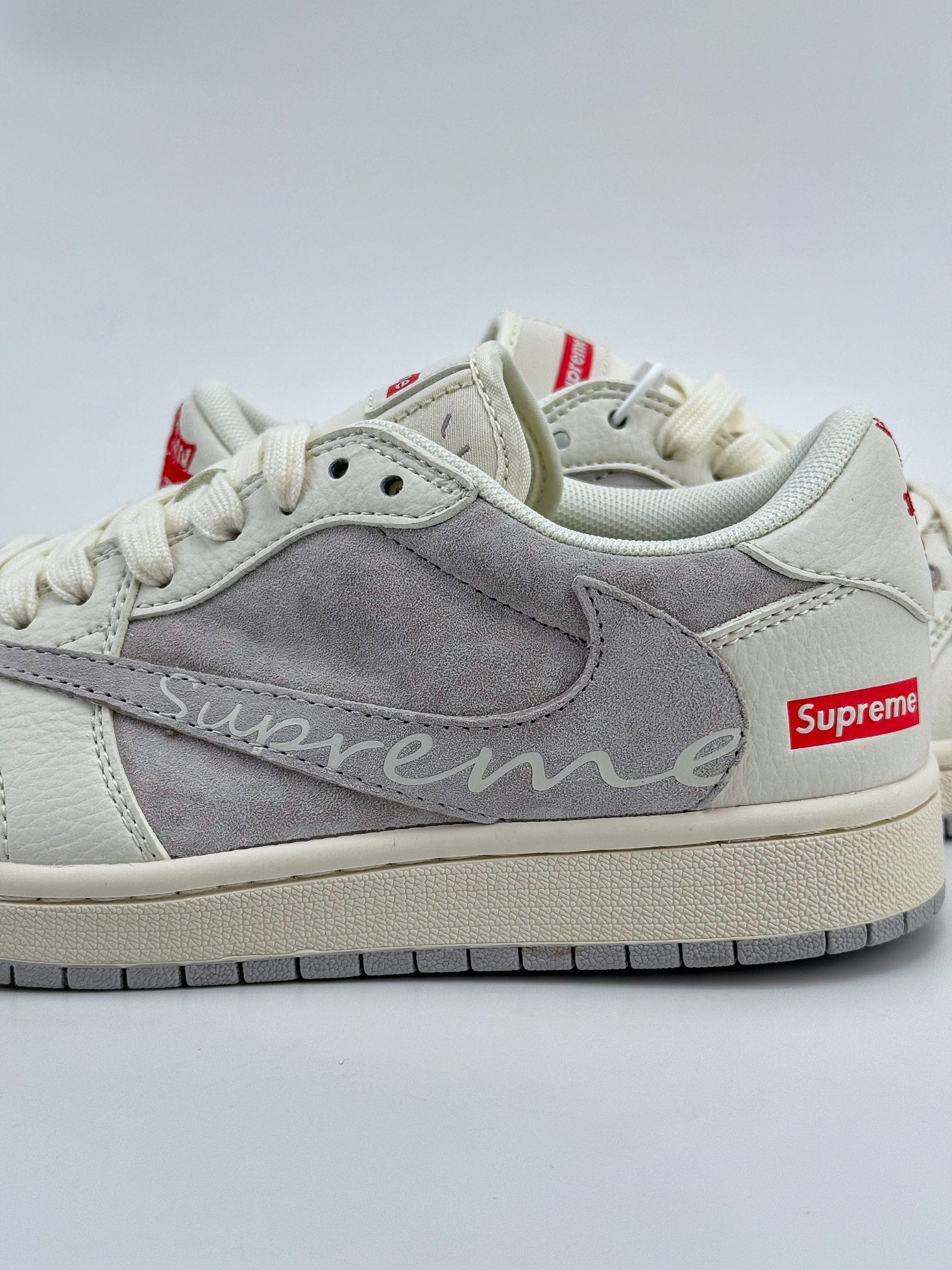 Travis Scott x Nike Air Jordan 1 Low x Supreme Air Jordan 1 Low 反转米灰倒钩 XZ3086-004