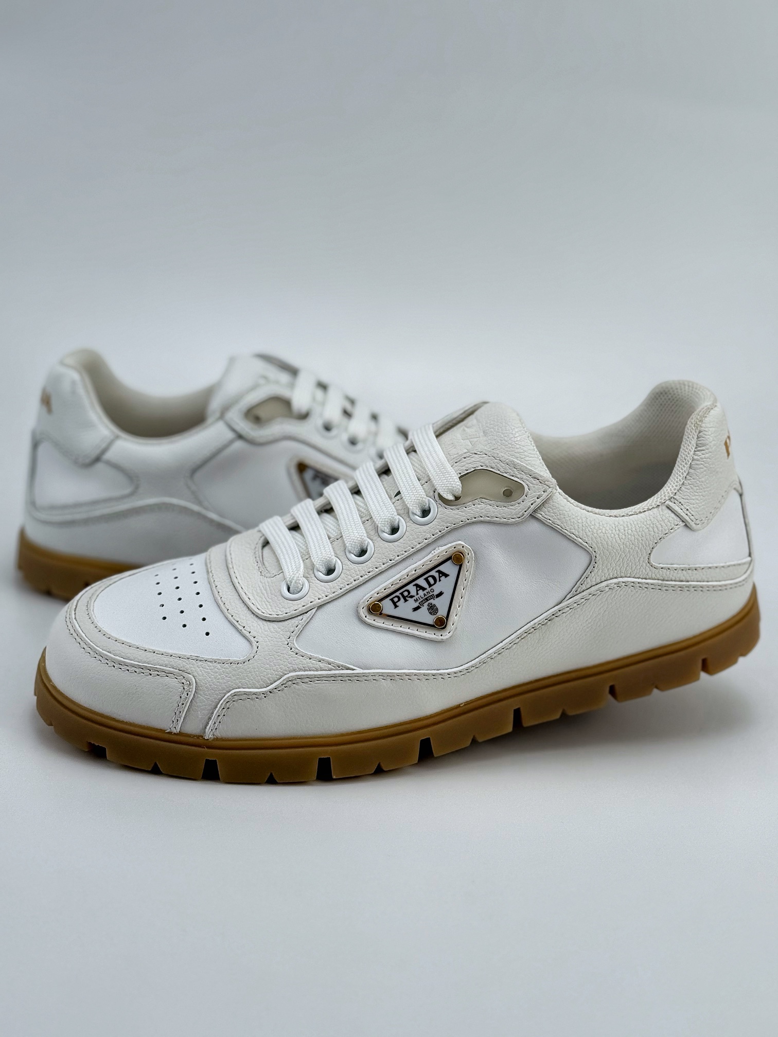 普拉达Prada Downtown Low Sneakers 闹市区系列低帮系带百搭休闲运动小白板鞋
