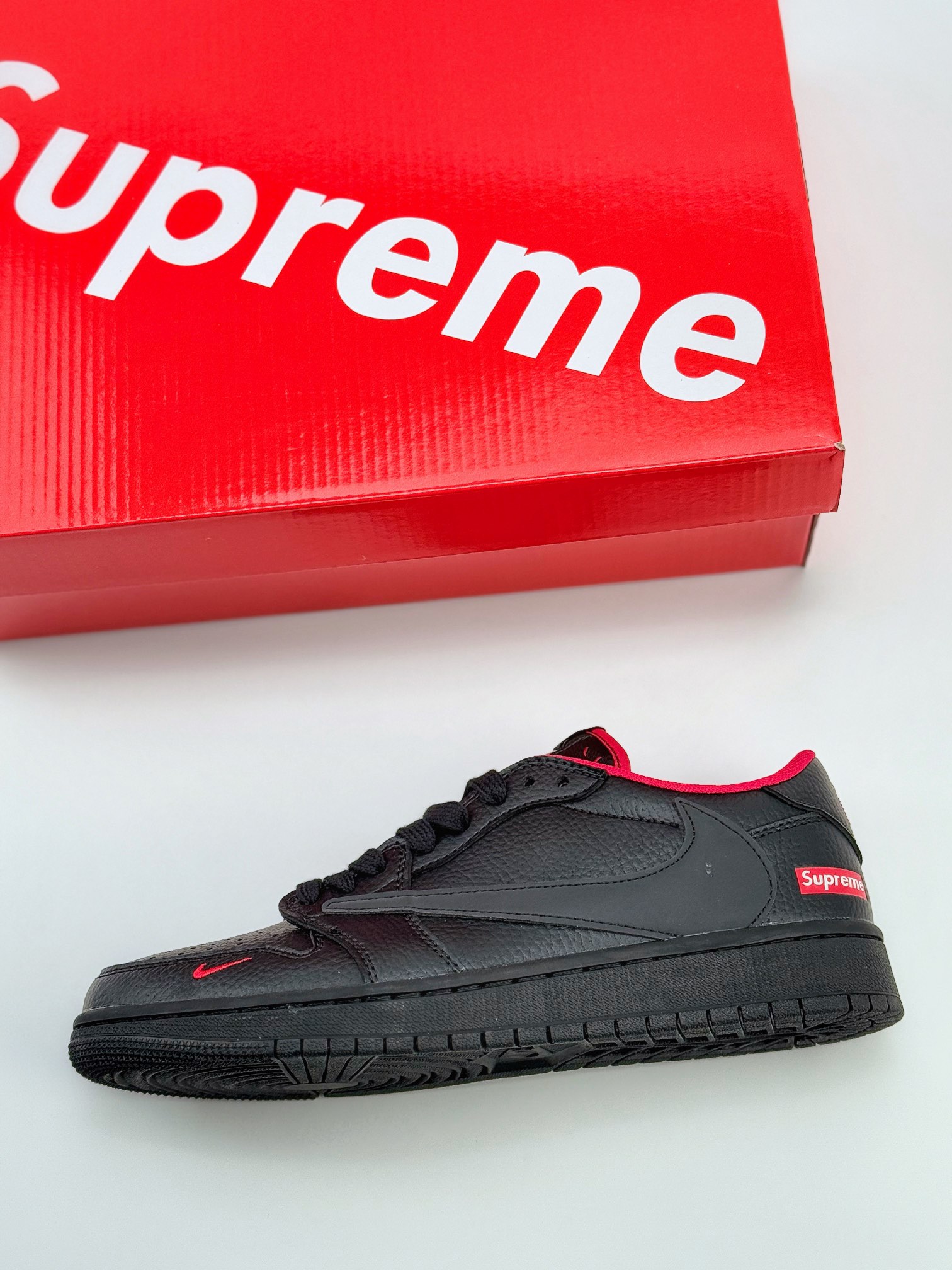 Travis Scott x Nike Air Jordan 1 Low x Supreme Air Jordan 1 Low 反转黑红小钩倒钩 QY0268-229