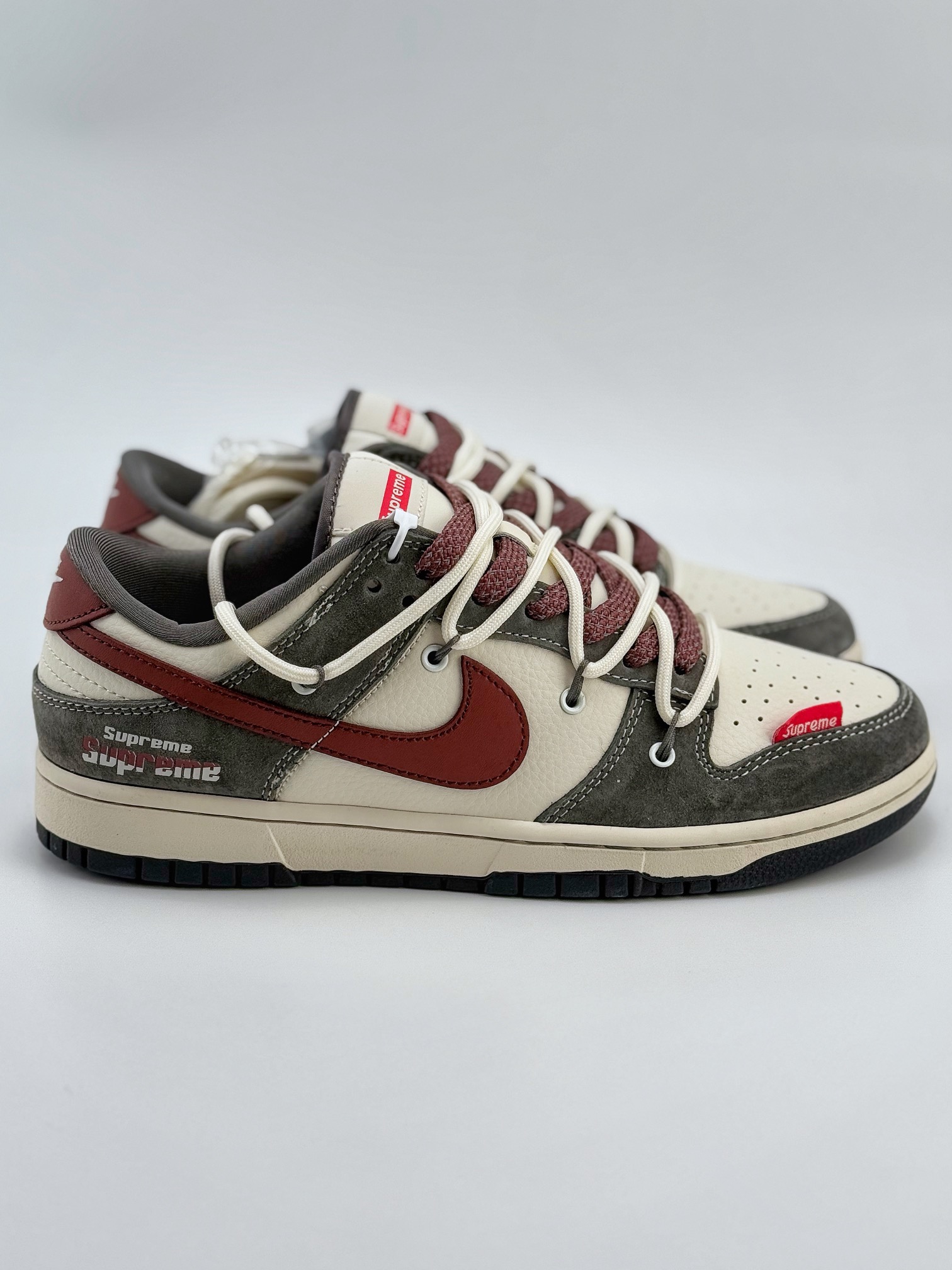 Nike SB Dunk Low x Supreme 米绿红绑带满天星 XS1186-102