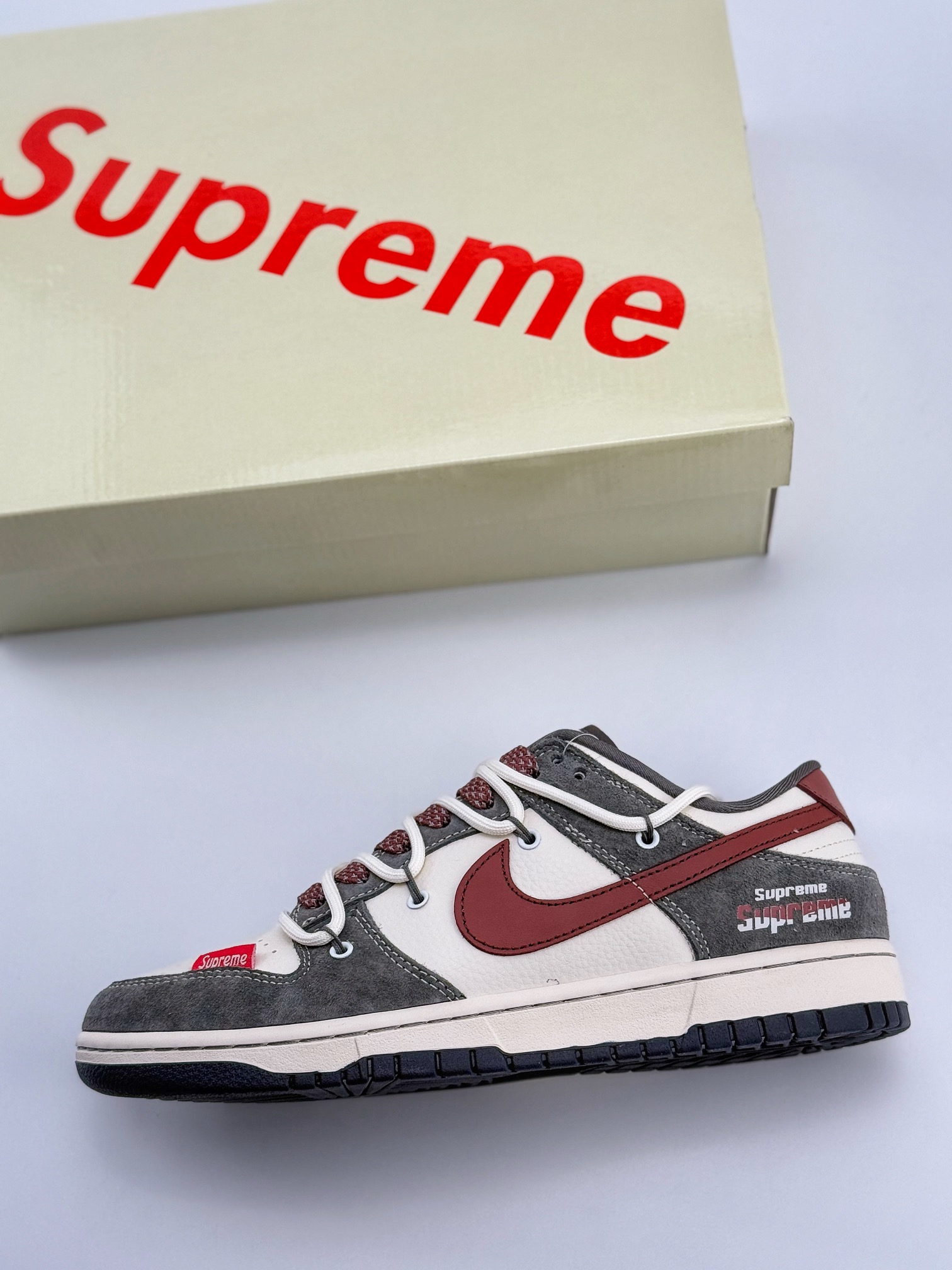 Nike SB Dunk Low x Supreme 米绿红绑带满天星 XS1186-102