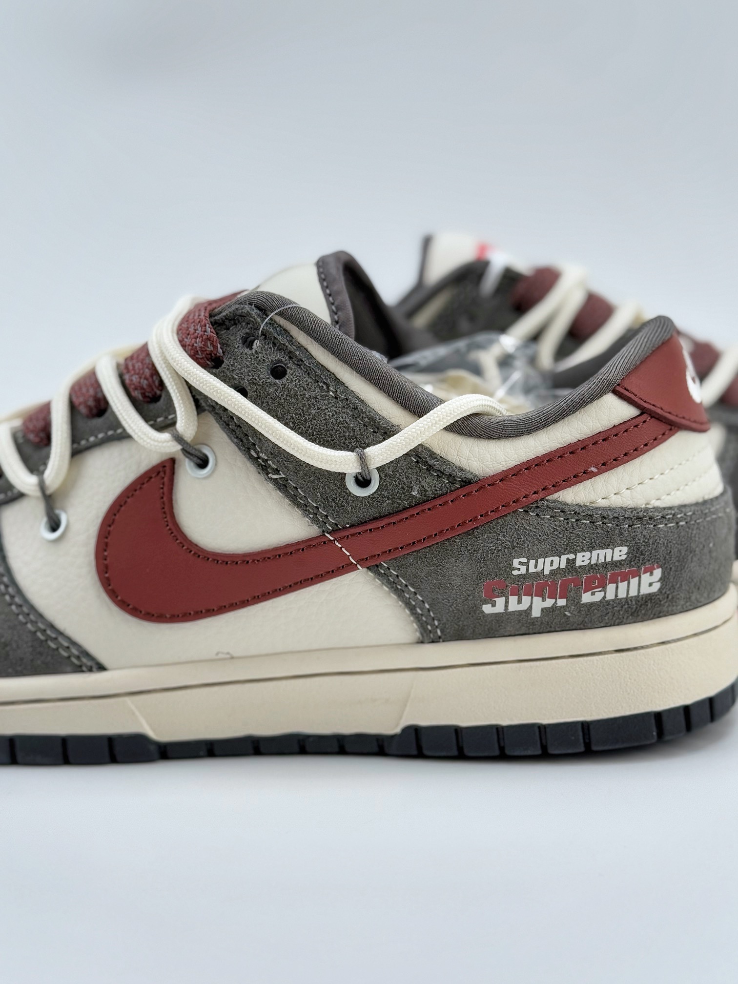 Nike SB Dunk Low x Supreme 米绿红绑带满天星 XS1186-102