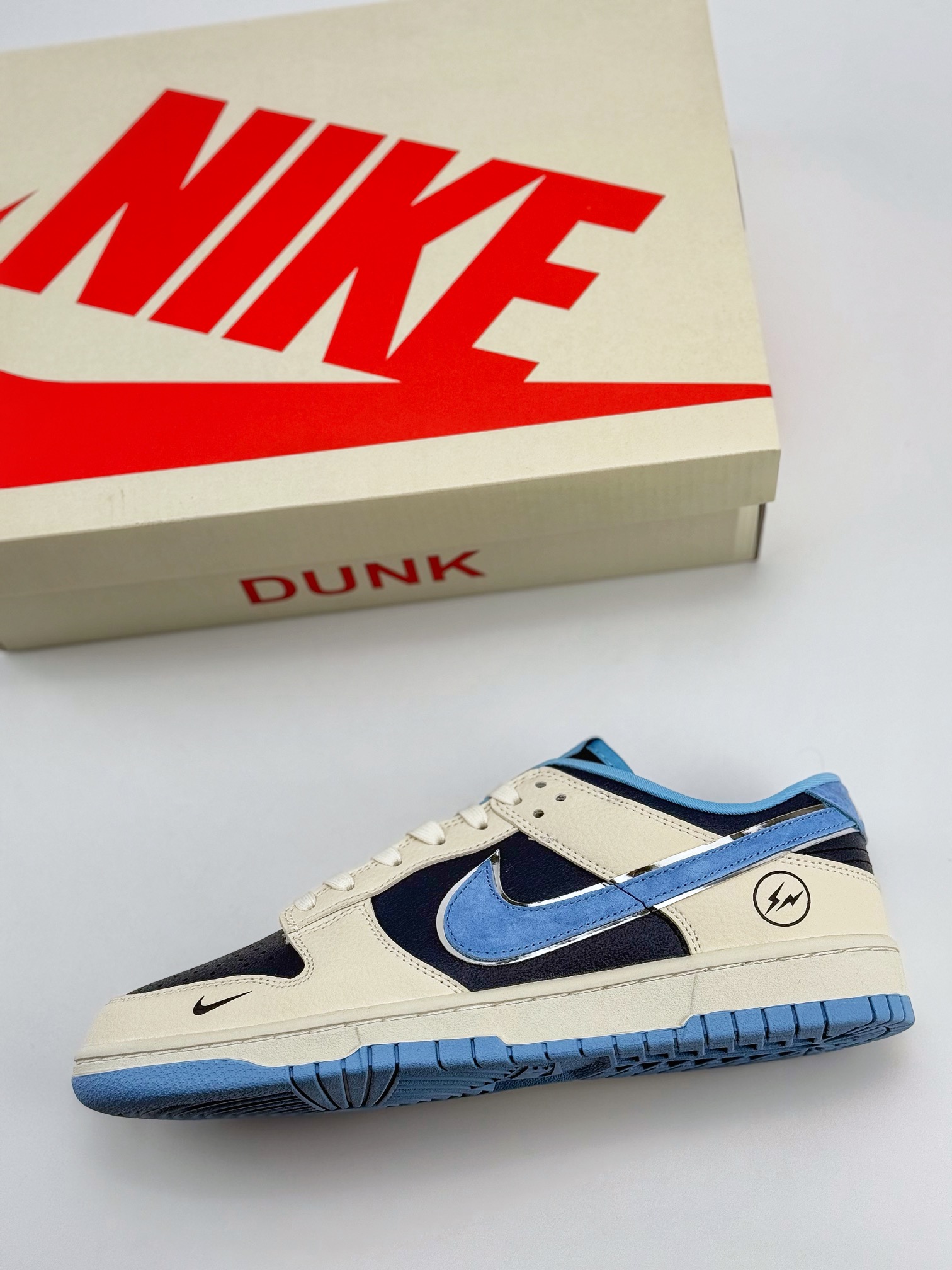 Nike SB Dunk Low x Fragment Design 米蓝小钩  LW1818-107