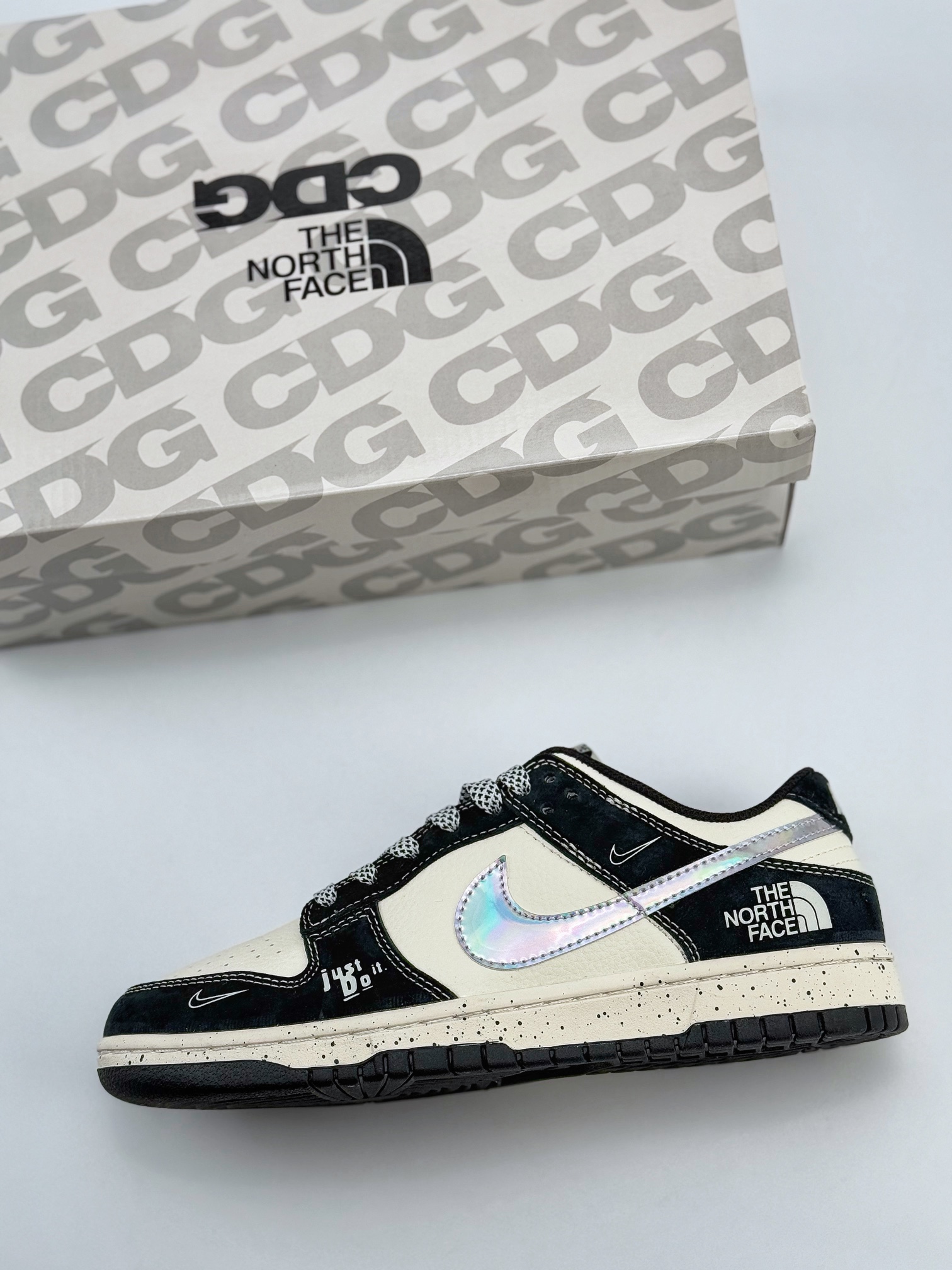 Nike SB Dunk Low x The North Face 白黑镭射钩满天星  DM6868-018