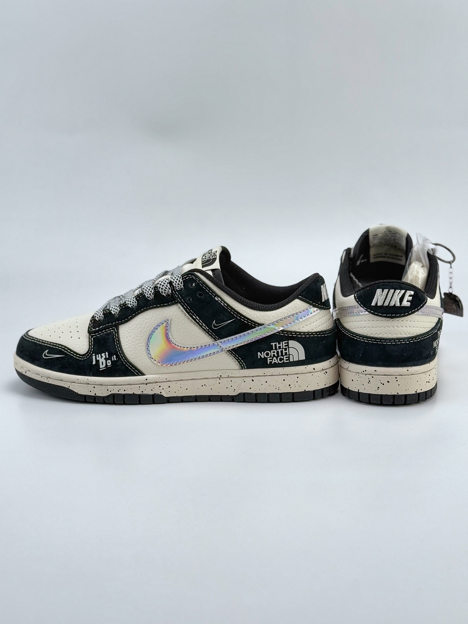 Nike SB Dunk Low x The North Face 白黑镭射钩满天星  DM6868-018