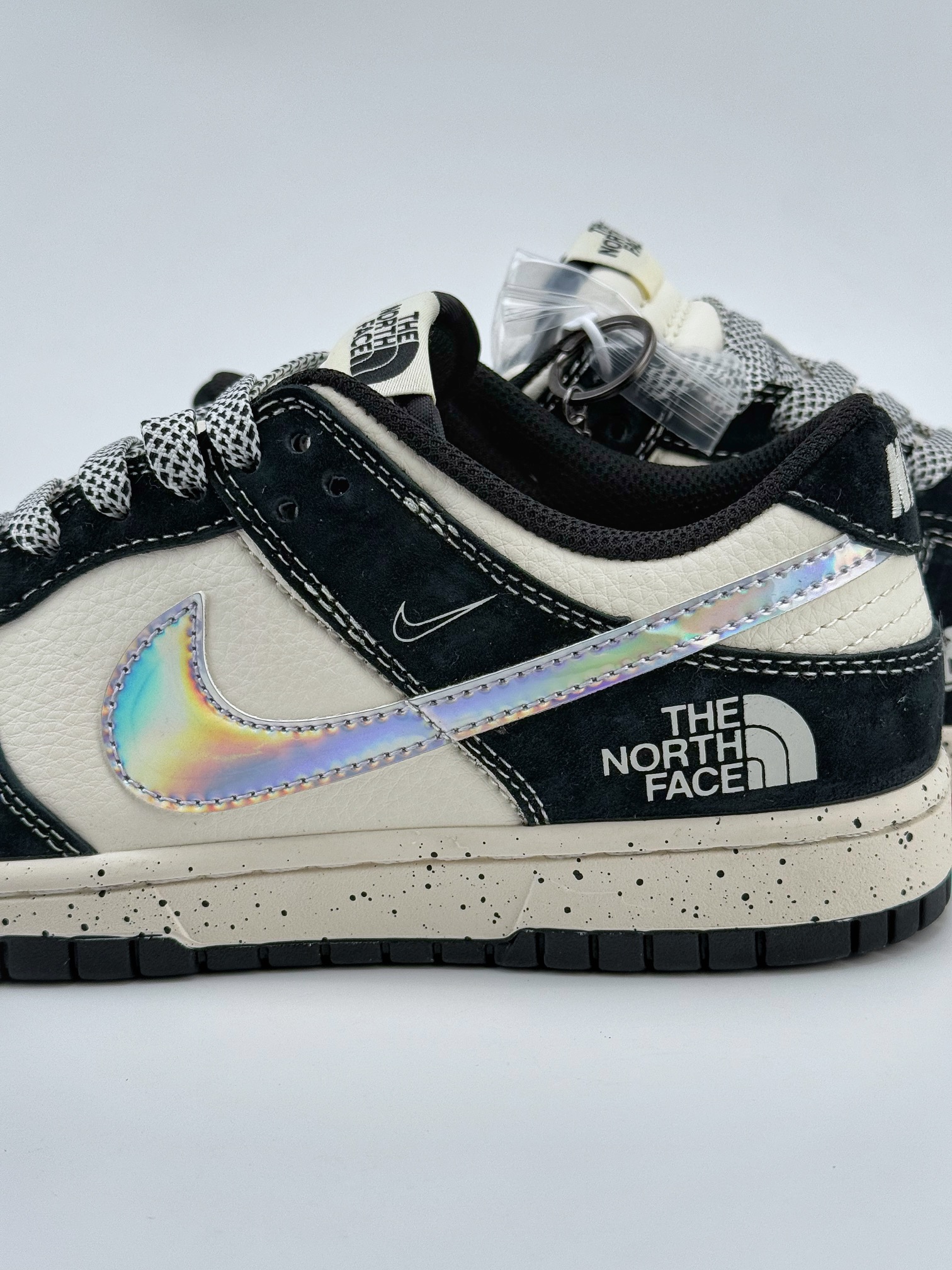 Nike SB Dunk Low x The North Face 白黑镭射钩满天星  DM6868-018