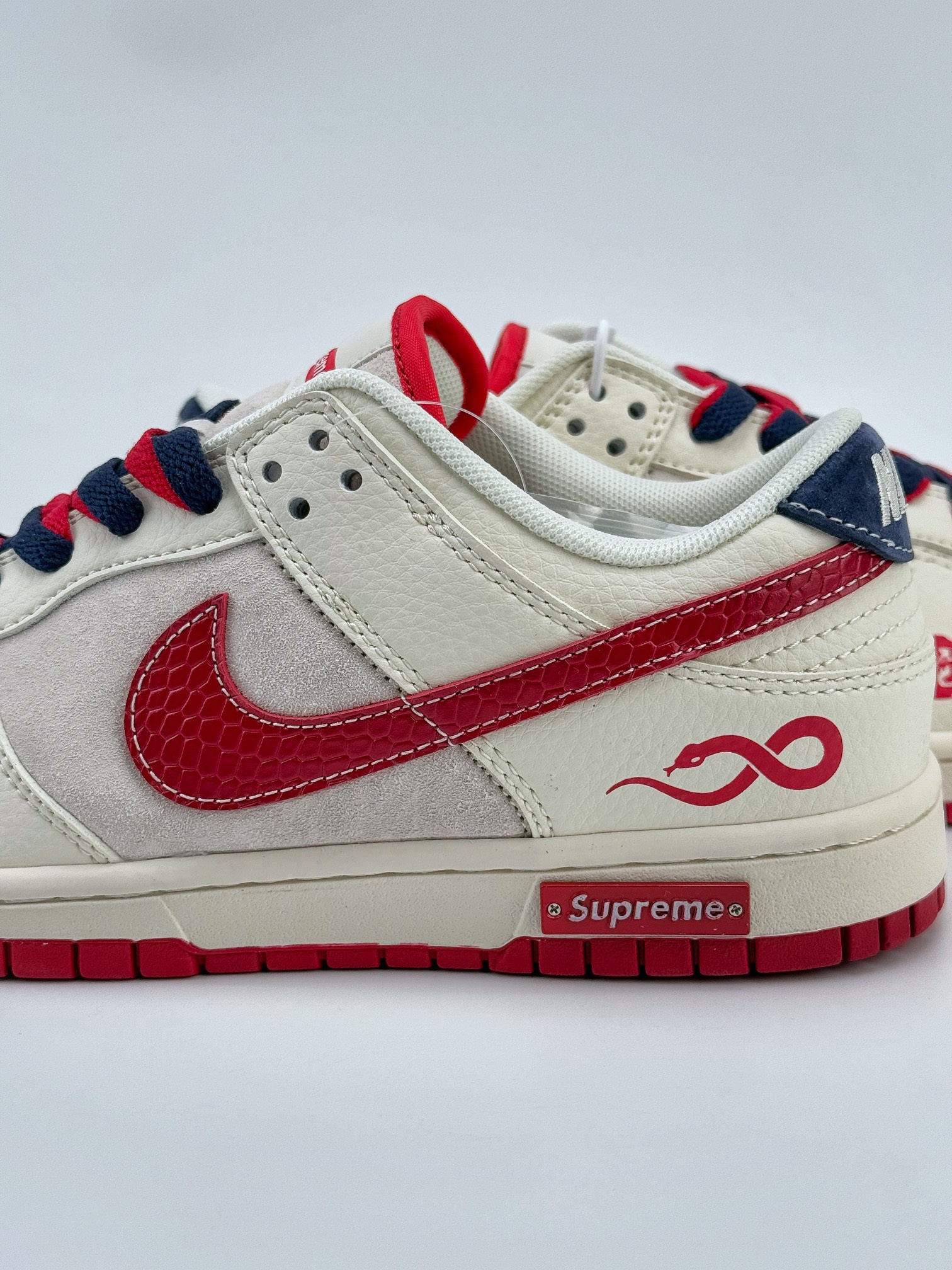 Nike SB Dunk Low x Supreme 蛇年限定 米红小钩双鞋带  XS1086-015