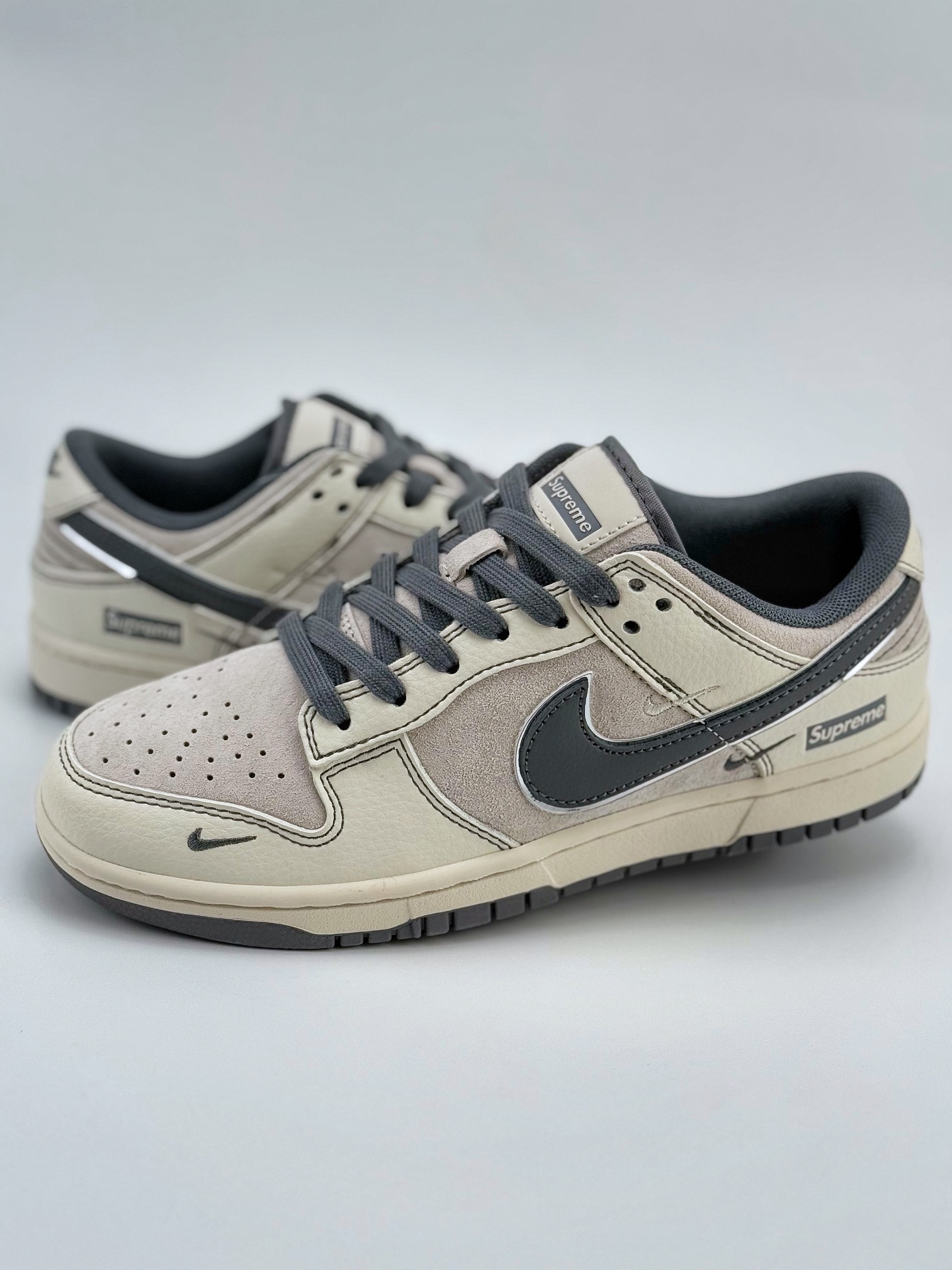 Nike SB Dunk Low x Supreme 米灰三小钩 XX3168-303