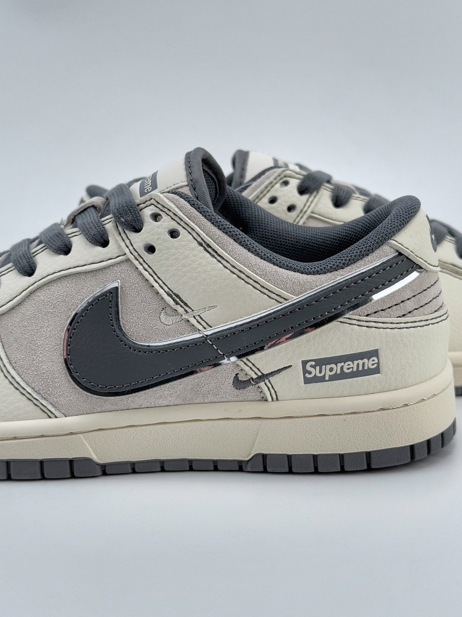 Nike SB Dunk Low x Supreme 米灰三小钩 XX3168-303