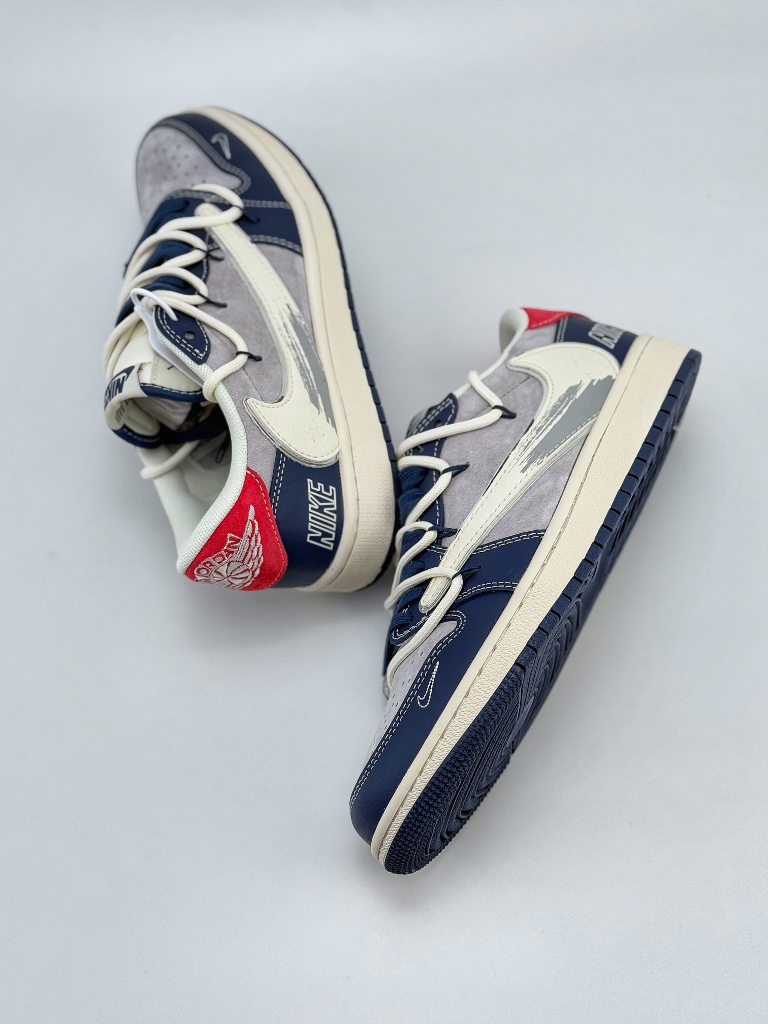 Travis Scott x Nike Air Jordan 1 Low Nike字标 Air Jordan 1 Low 反转白灰蓝绑带倒钩  XS3186-203