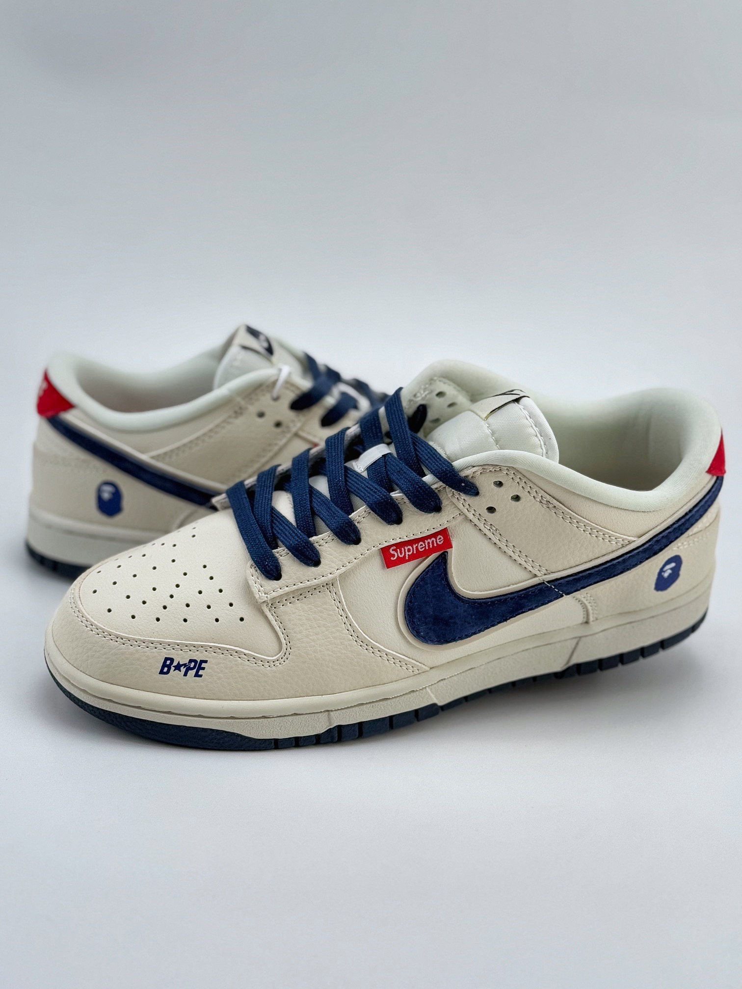 Nike SB Dunk Low x Supreme 白蓝红 LW1818-108