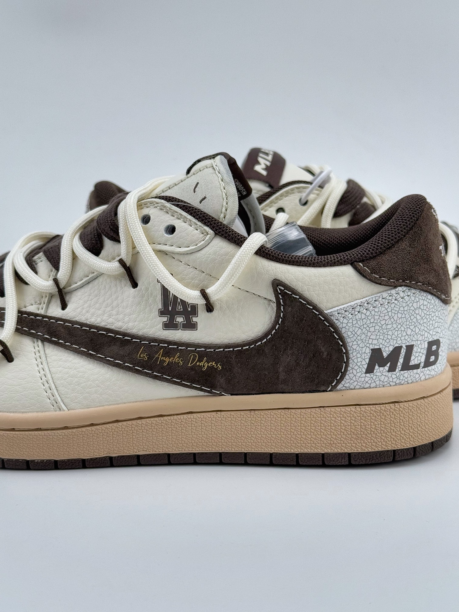 Travis Scott x Nike Air Jordan 1 Low x MLB Air Jordan 1 Low 反转米棕绑带倒钩  XS3186-204