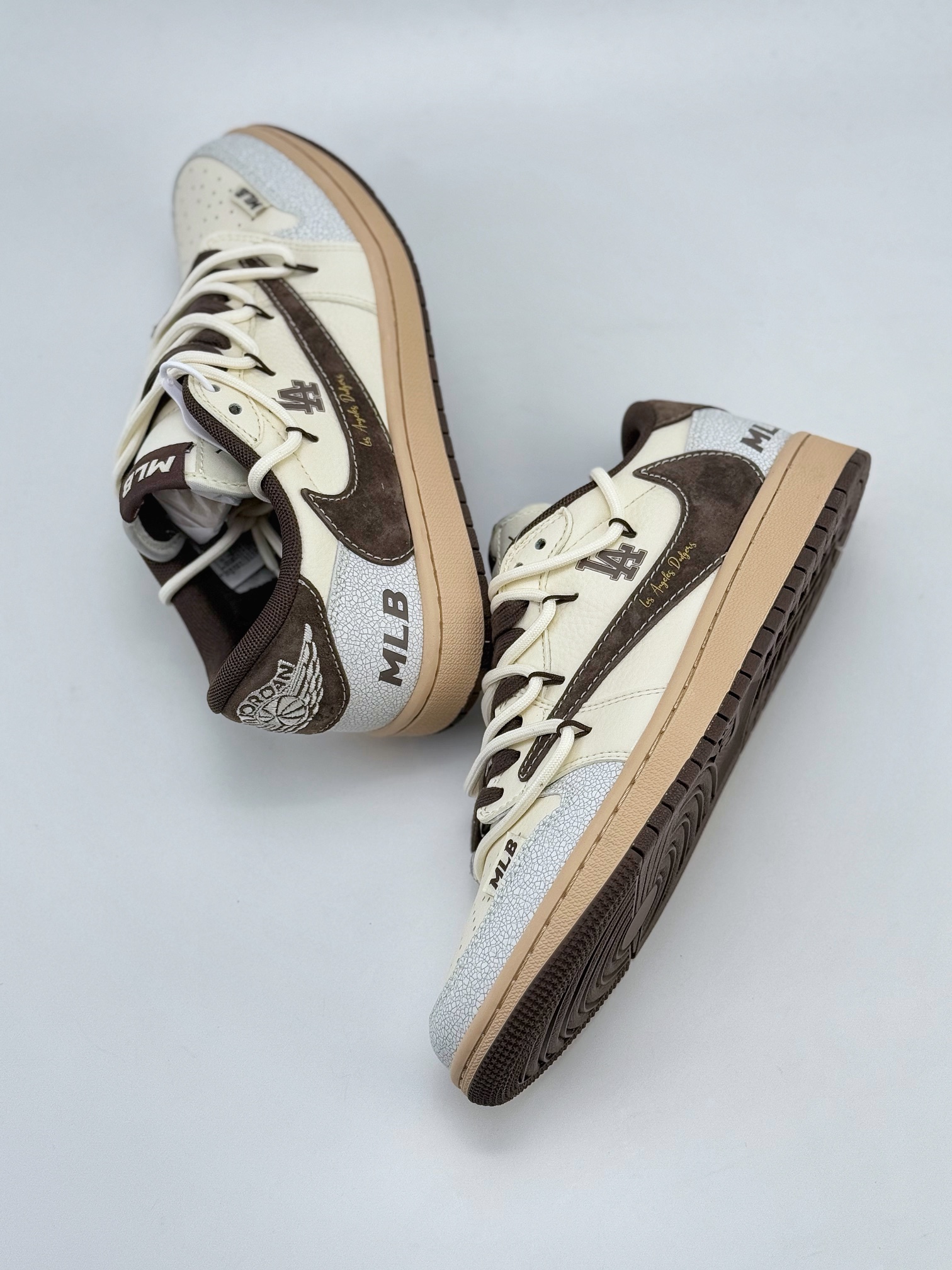 Travis Scott x Nike Air Jordan 1 Low x MLB Air Jordan 1 Low 反转米棕绑带倒钩  XS3186-204