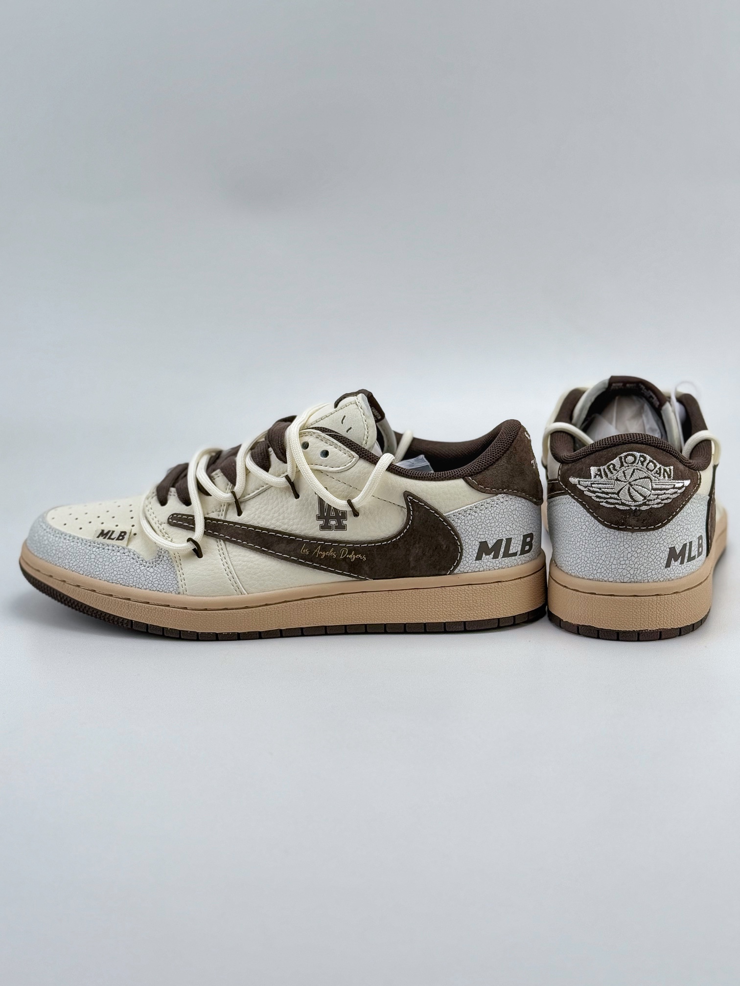 Travis Scott x Nike Air Jordan 1 Low x MLB Air Jordan 1 Low 反转米棕绑带倒钩  XS3186-204