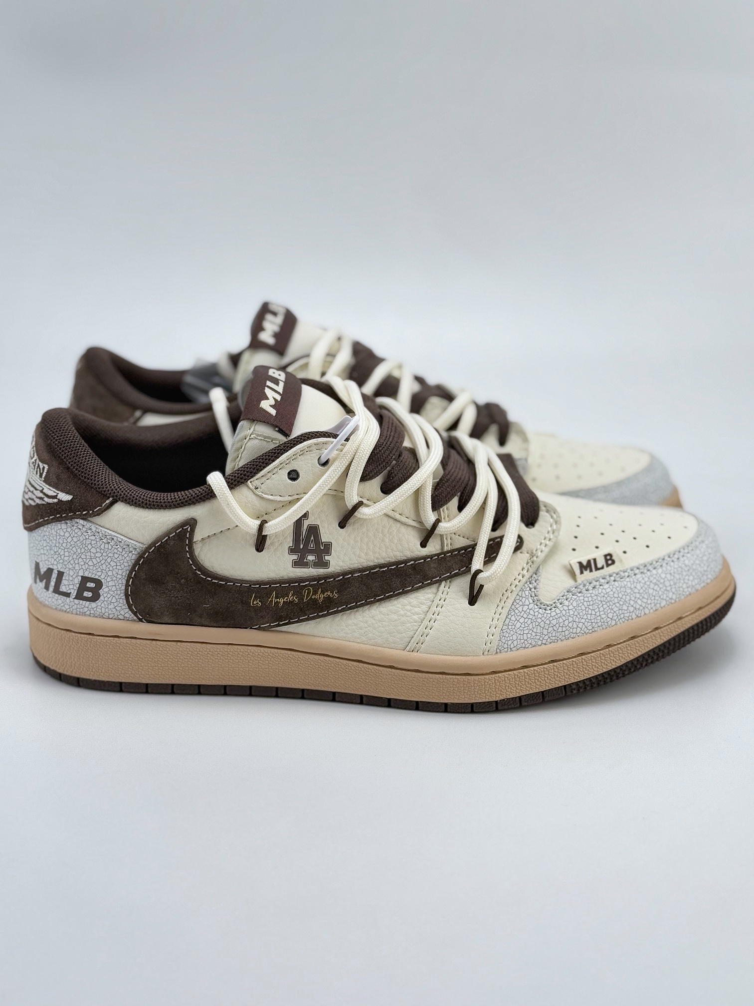 Travis Scott x Nike Air Jordan 1 Low x MLB Air Jordan 1 Low 反转米棕绑带倒钩  XS3186-204