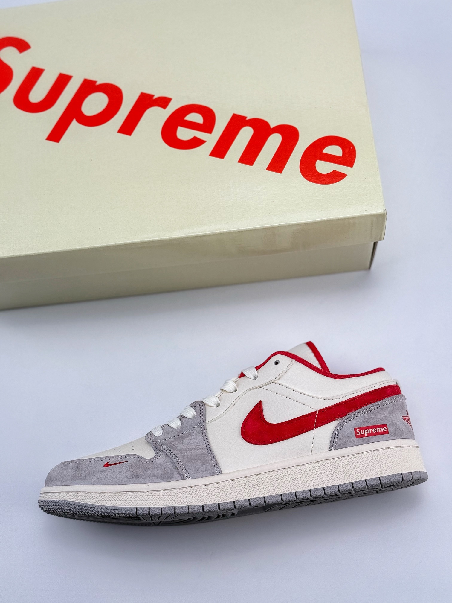 Air Jordan 1 Retro Low x Supreme 米灰红小钩 SJ9950-024