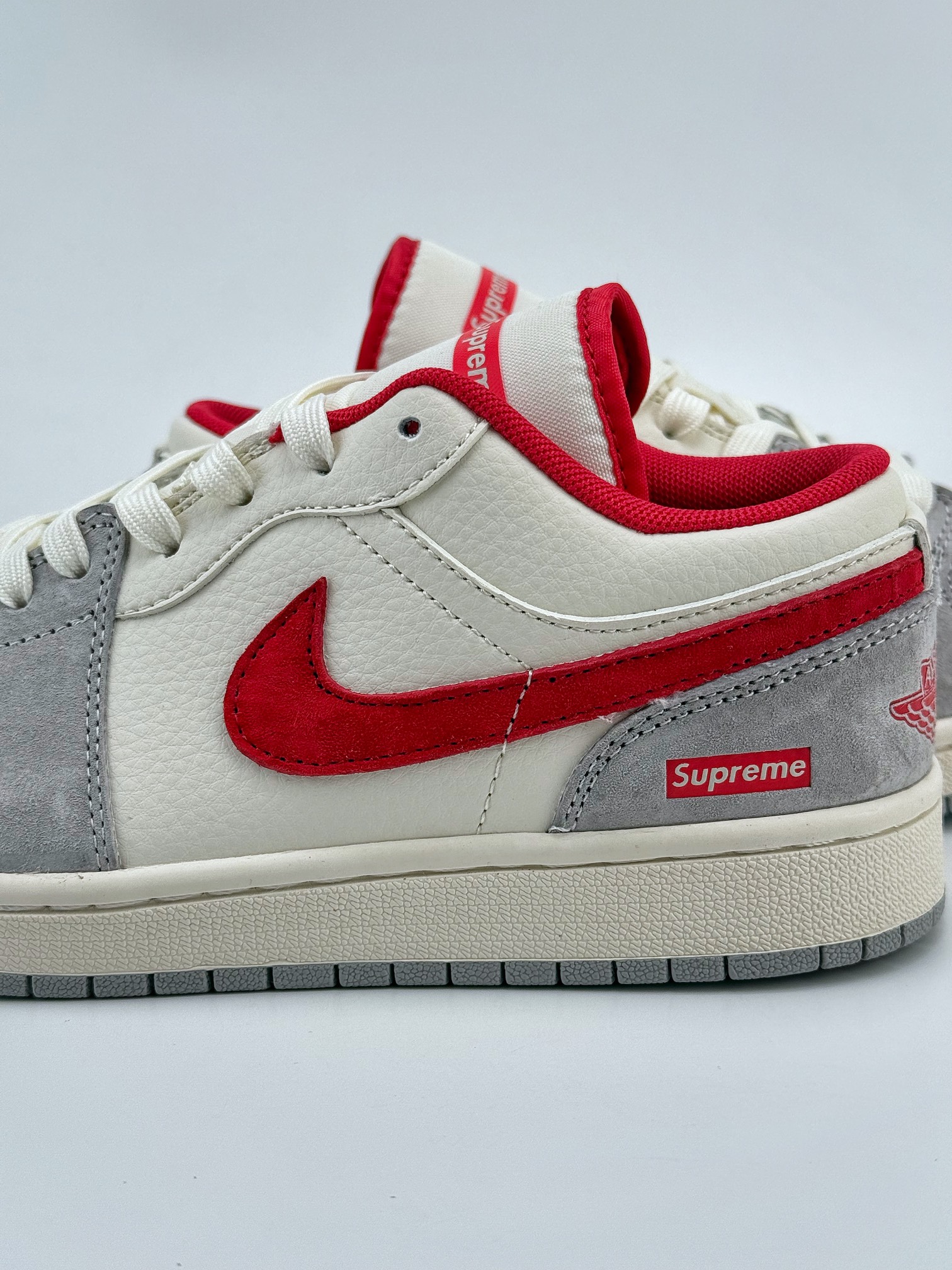 Air Jordan 1 Retro Low x Supreme 米灰红小钩 SJ9950-024