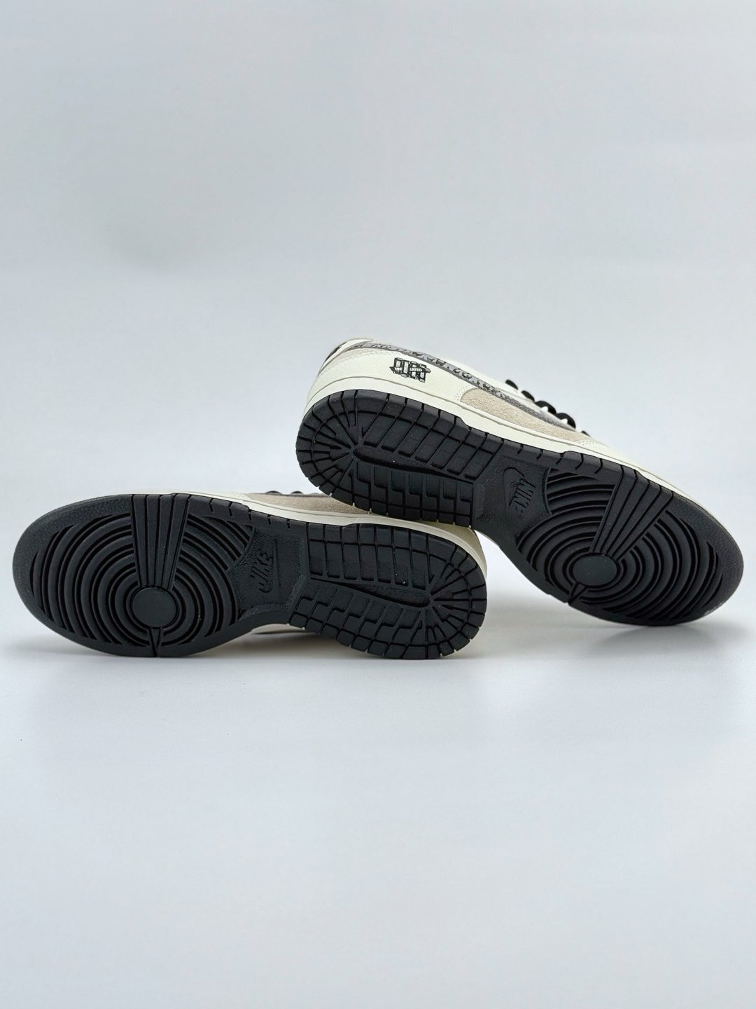 Nike SB Dunk Low x UNDEFEATED 白黑小钩火焰涂鸦  DJ2024-068