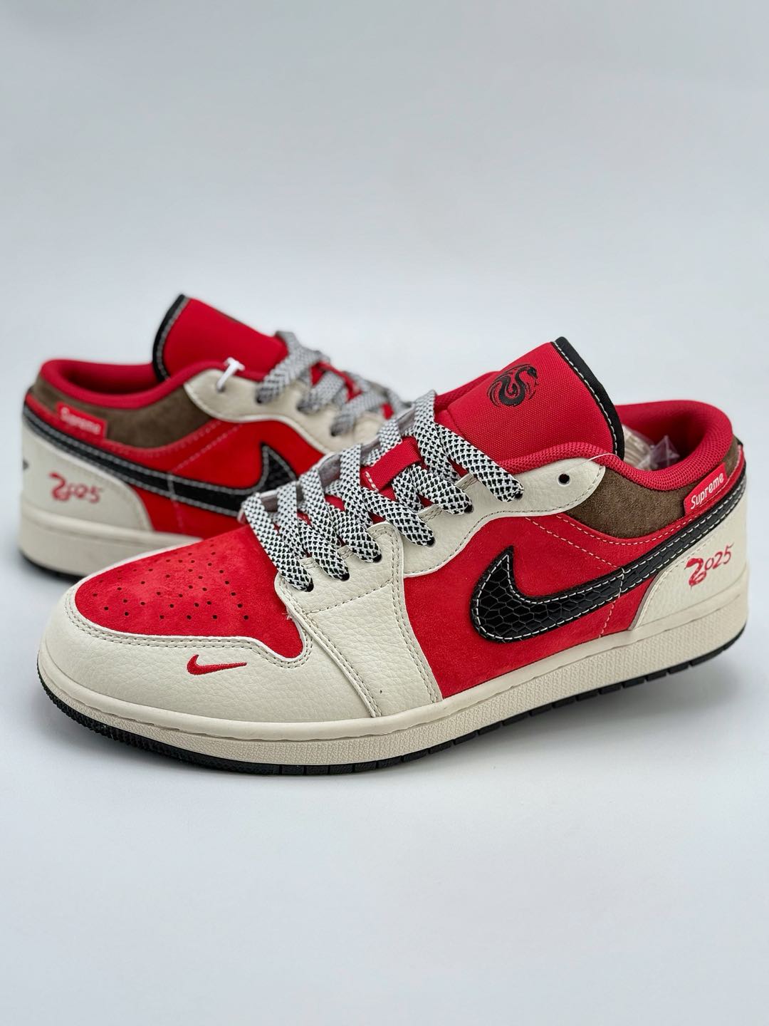 Air Jordan 1 Retro Low x Supreme 蛇年限定 米红小钩满天星  FC1688-203