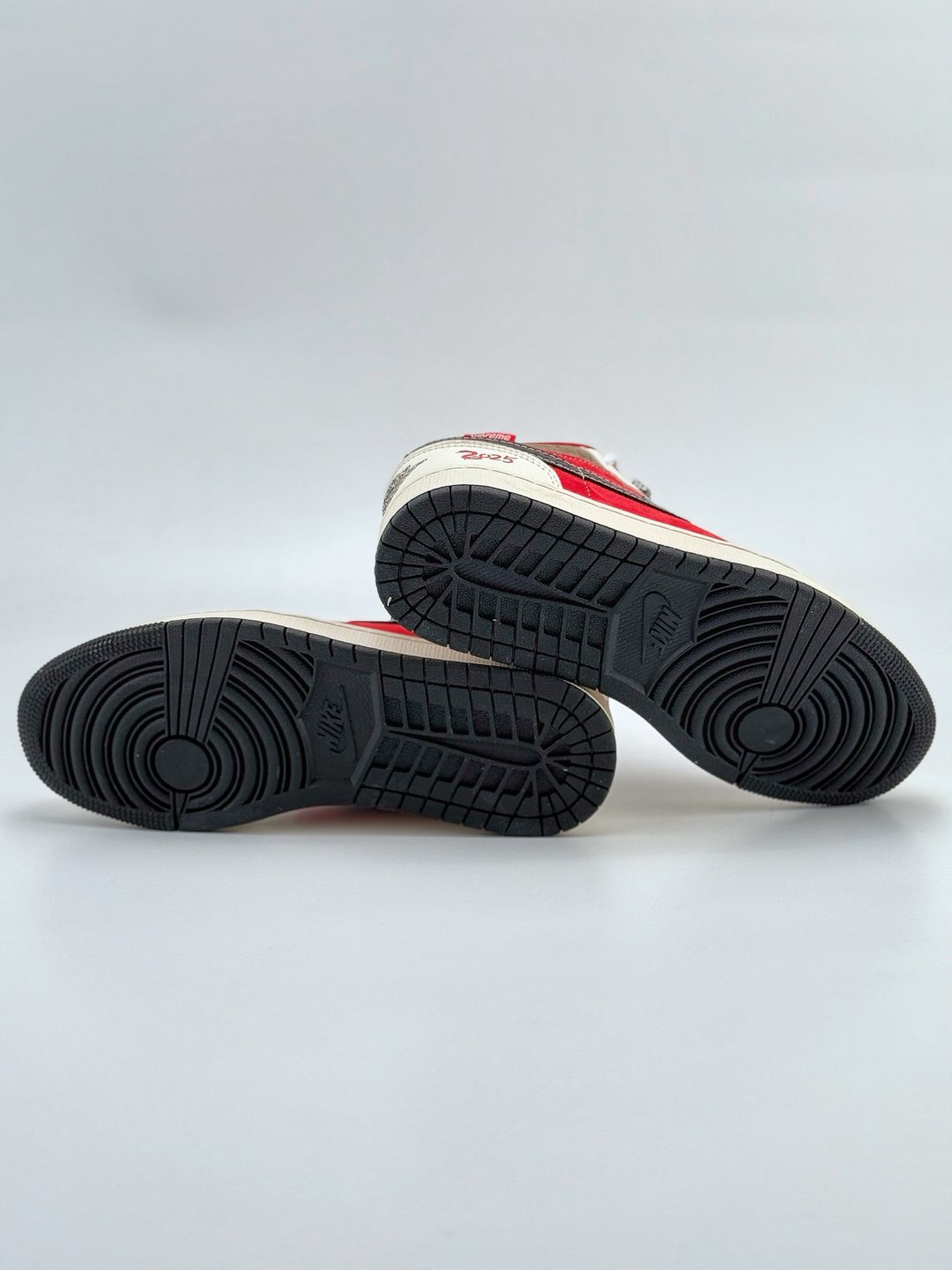 Air Jordan 1 Retro Low x Supreme 蛇年限定 米红小钩满天星  FC1688-203