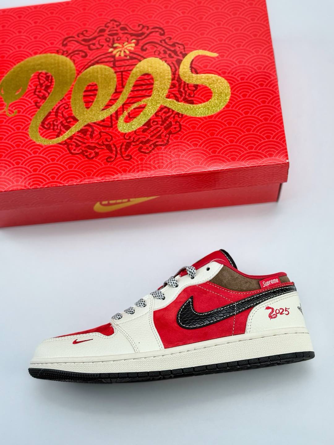 Air Jordan 1 Retro Low x Supreme 蛇年限定 米红小钩满天星  FC1688-203