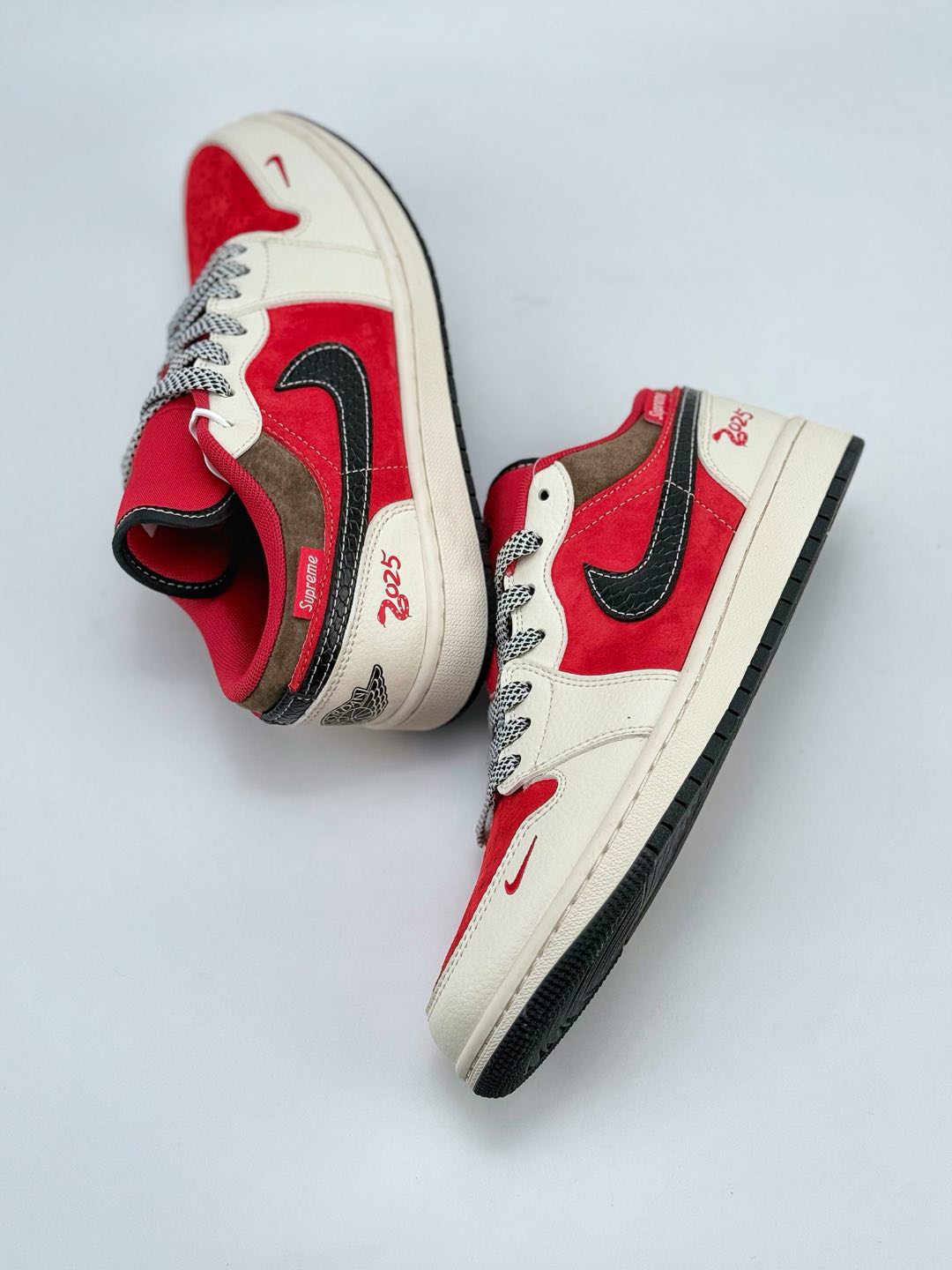 Air Jordan 1 Retro Low x Supreme 蛇年限定 米红小钩满天星  FC1688-203