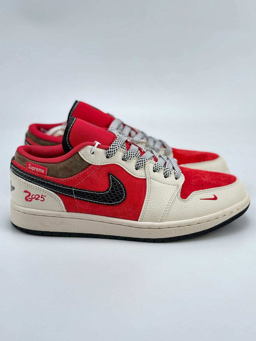 Air Jordan 1 Retro Low x Supreme 蛇年限定 米红小钩满天星  FC1688-203