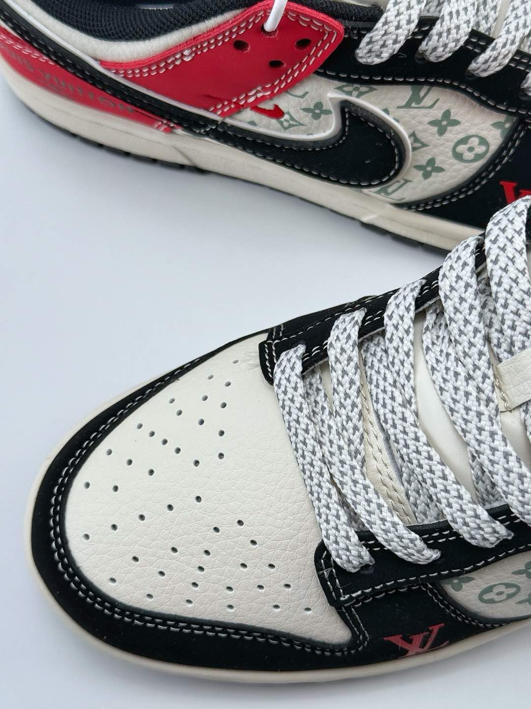 NIKE SB Dunk Low x Louis Vuitton 白黑红满天星   XF8698-021