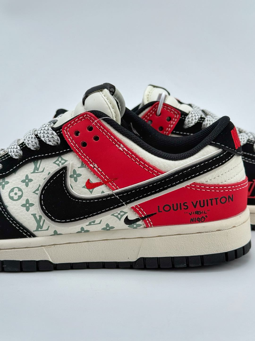 NIKE SB Dunk Low x Louis Vuitton 白黑红满天星   XF8698-021