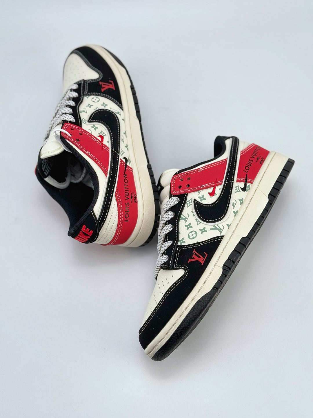 NIKE SB Dunk Low x Louis Vuitton 白黑红满天星   XF8698-021