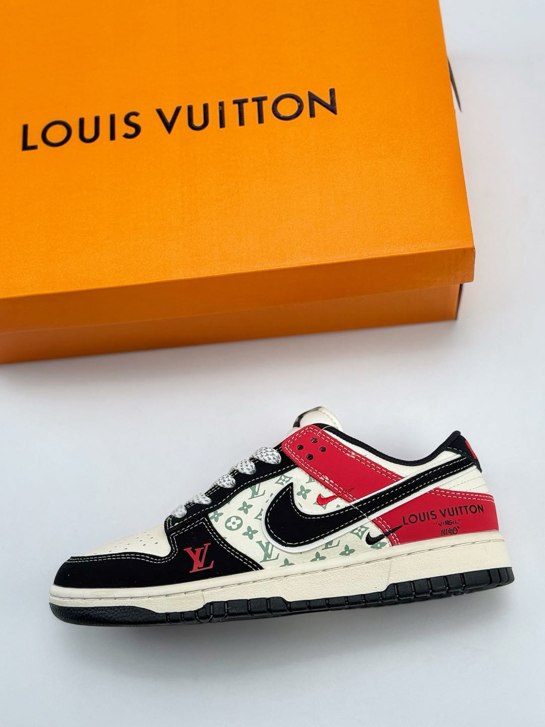 NIKE SB Dunk Low x Louis Vuitton 白黑红满天星   XF8698-021