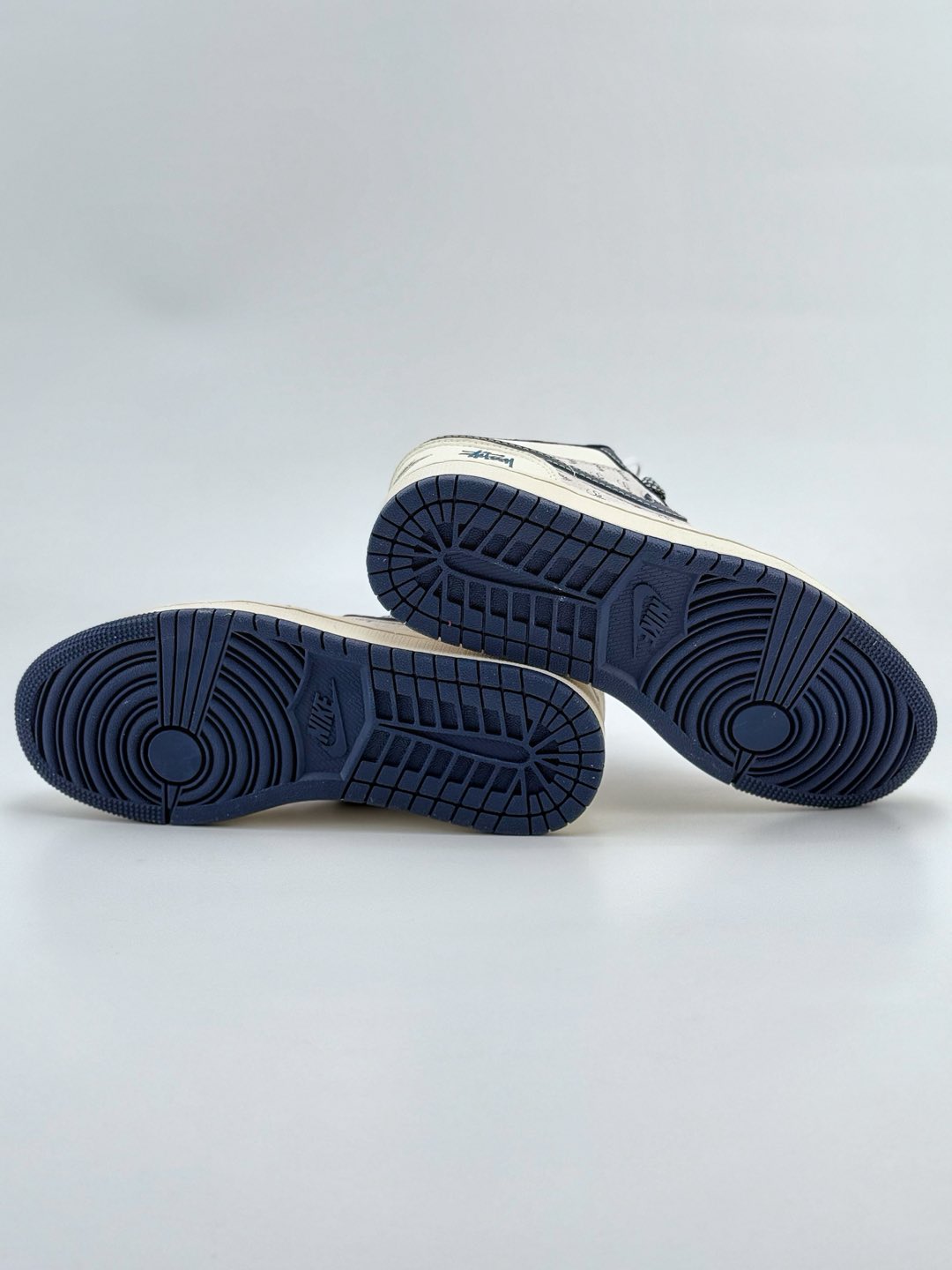 Air Jordan 1 Retro Low x Stussy 白蓝小钩满天星 XF8698-032