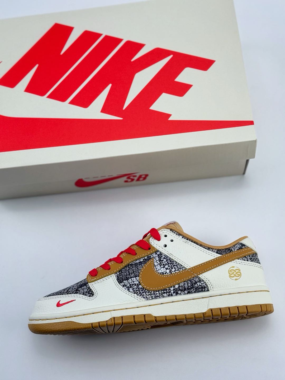 Nike SB Dunk Low 蛇年限定 白黑黄小钩  CY5979-102