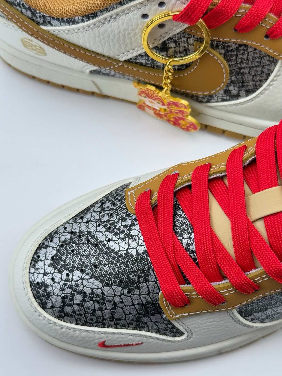 Nike SB Dunk Low 蛇年限定 白黑黄小钩  CY5979-102